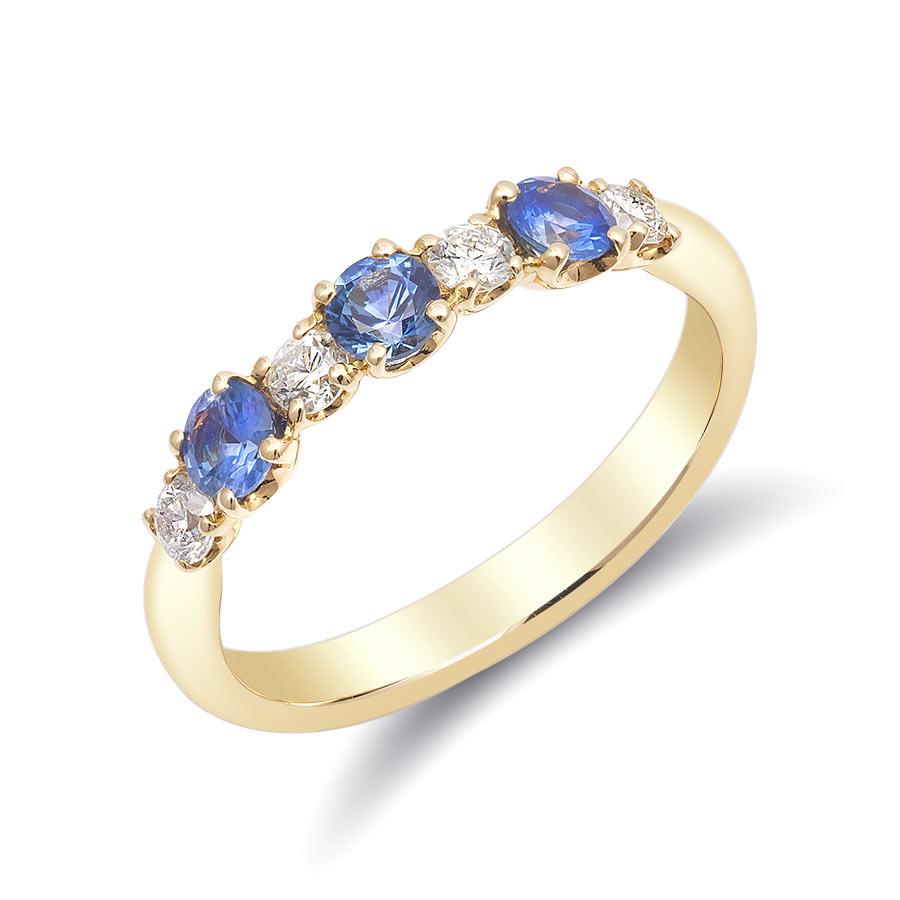 La bague Nature en or jaune 18 carats présente un trio captivant de saphirs bleus naturels, associés à des diamants étincelants. Les saphirs vibrants exsudent une riche couleur bleu moyen, magnifiquement contrastée par l'éclat chaud de la monture en