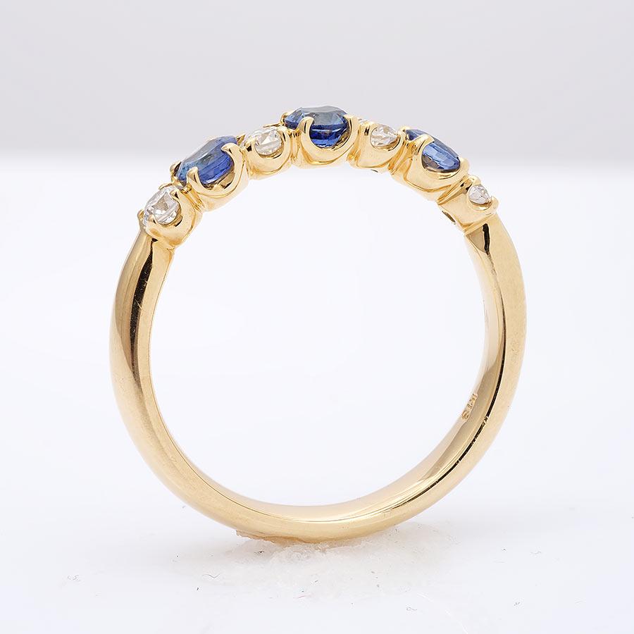 Taille mixte Bague en or jaune 18 carats avec diamants et saphirs bleus naturels 0,56 carat en vente