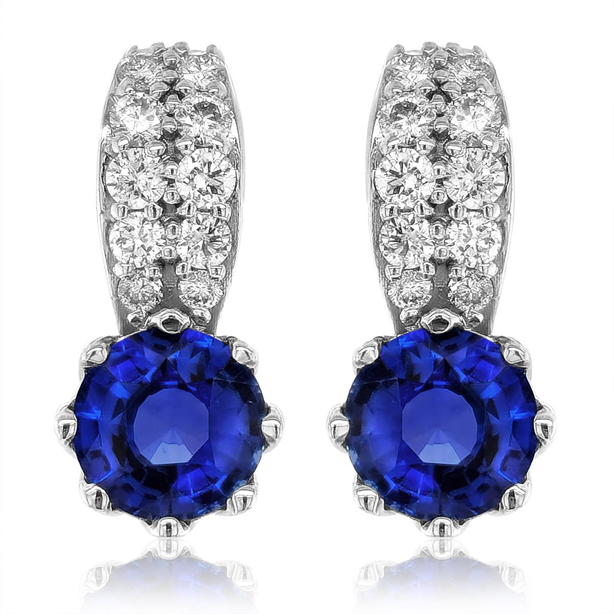 Scopri l'eleganza senza tempo degli zaffiri blu naturali, squisitamente incastonati in orecchini in oro bianco 18 carati. Questa splendida coppia, completata da diamanti scintillanti, mette in mostra la migliore maestria artigianale e l'accattivante