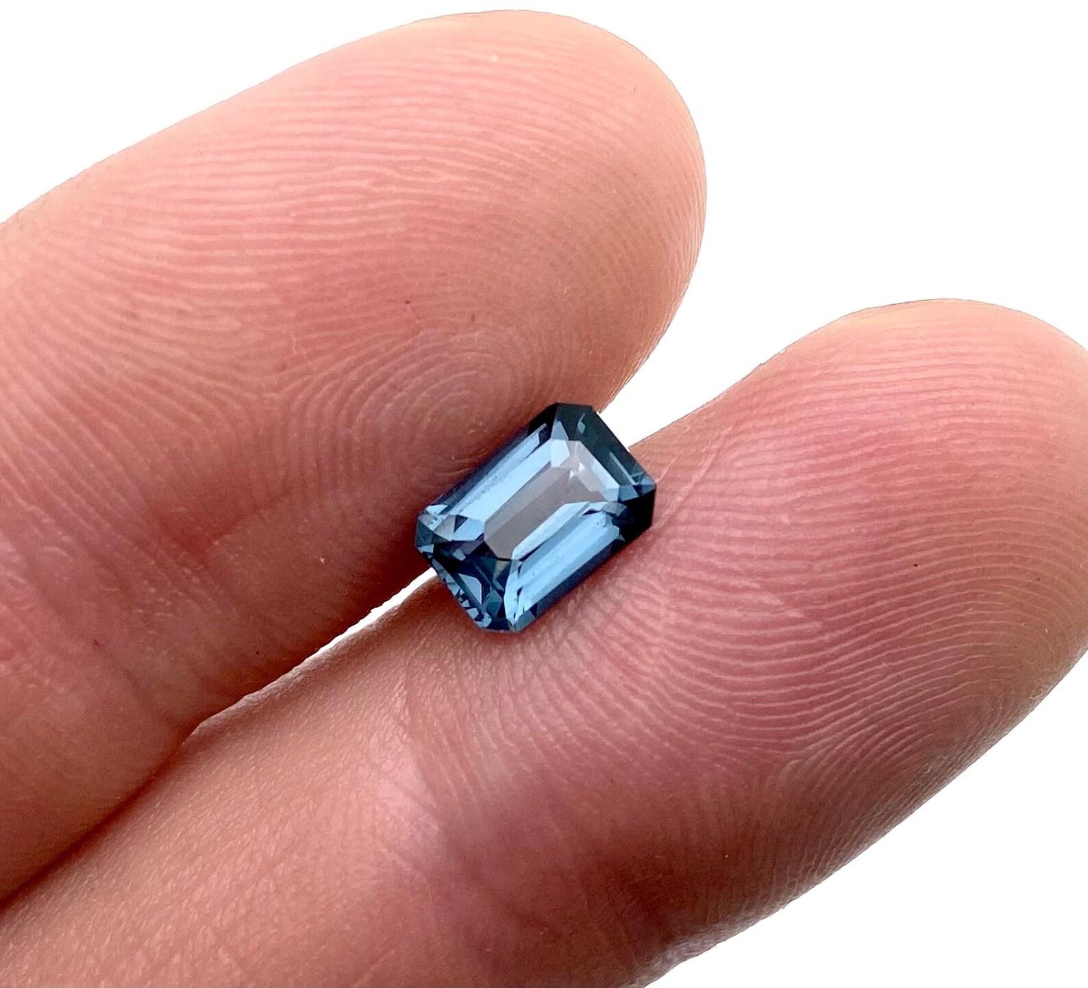 Gemma naturale Spinello Blu 1,95 ct., taglio ottagonale, origine Tanzania. Certificato GFCO.

Laboratorio certificato GFCO
Colore della pietra preziosa: blu
Tipo di gemma: Spinello
Dimensioni della gemma: 8,47x5,99x4,14mm
Grado di taglio: Molto