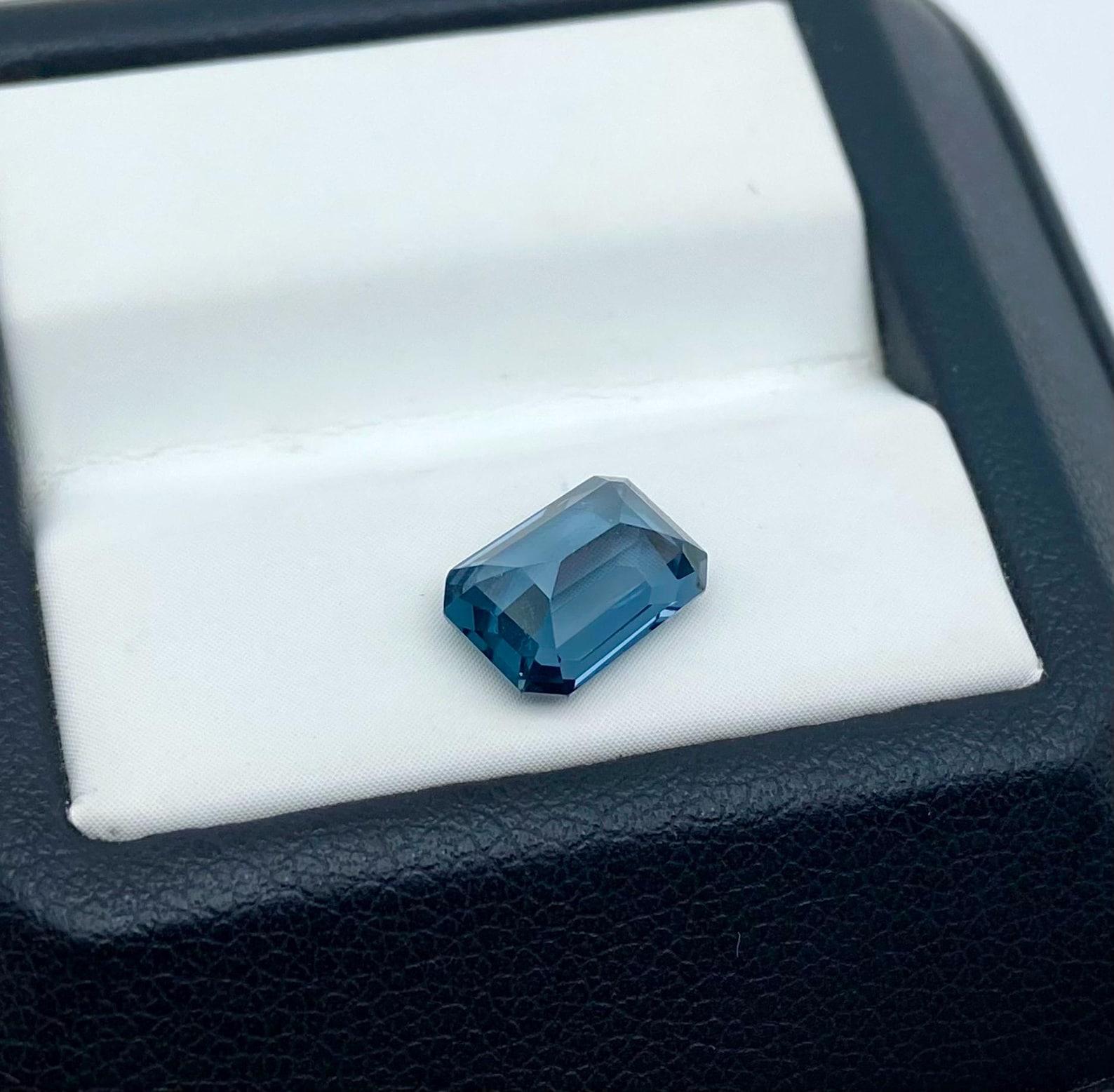 Gemma naturale Spinello Blu 1,95 ct., taglio ottagonale, origine Tanzania. Certificato In condizioni Nuovo in vendita a Daugavpils, LV