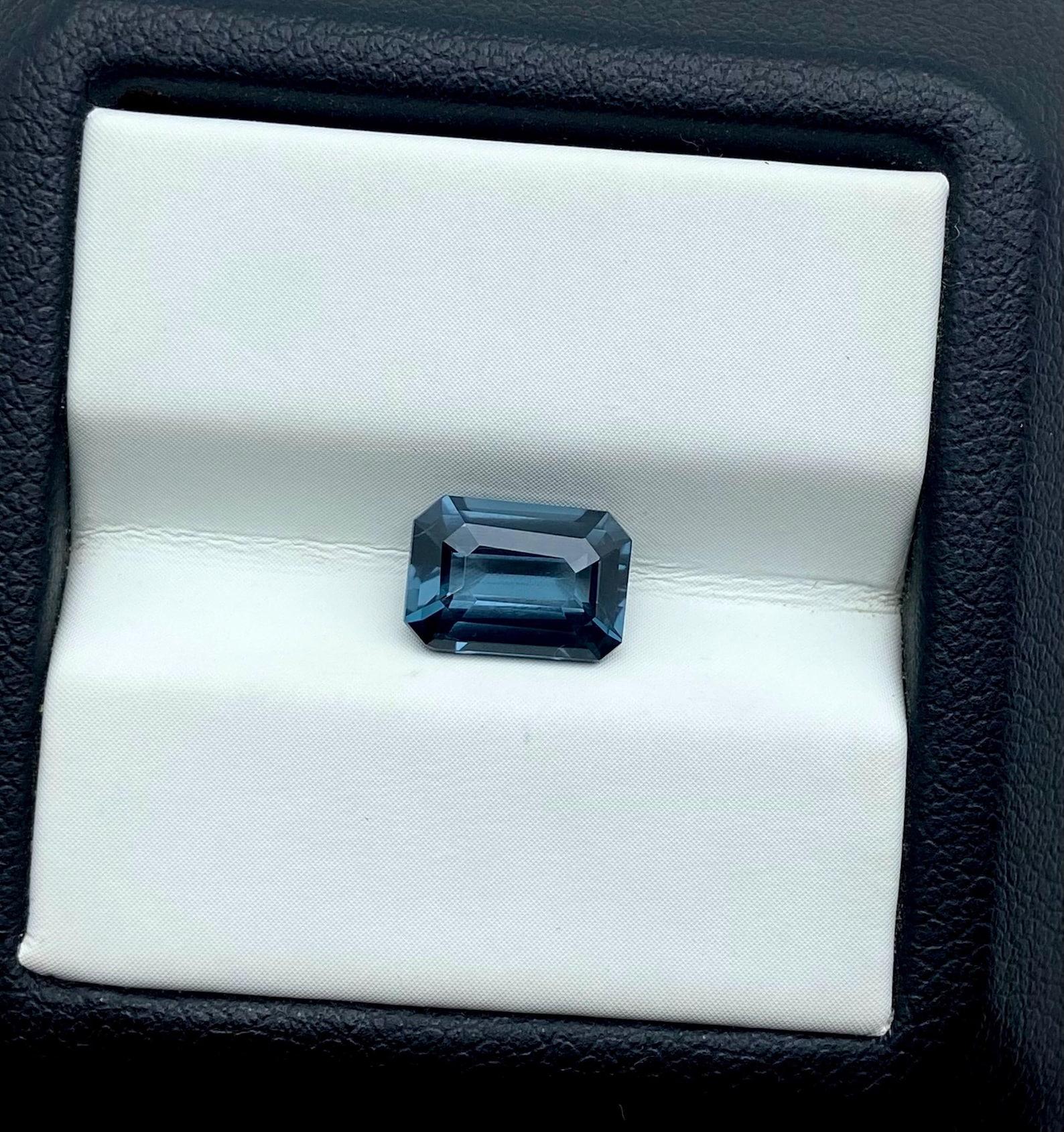 Gemma naturale Spinello Blu 1,95 ct., taglio ottagonale, origine Tanzania. Certificato in vendita 1