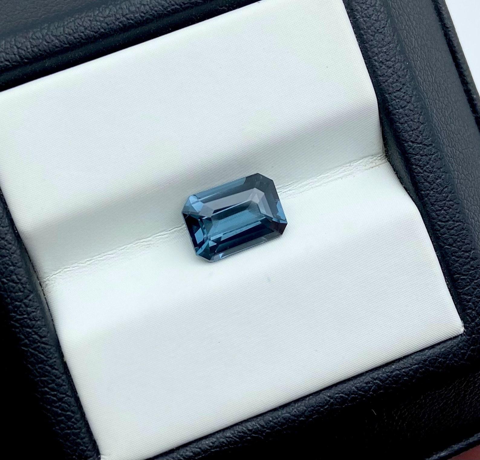 Gemma naturale Spinello Blu 1,95 ct., taglio ottagonale, origine Tanzania. Certificato in vendita 2