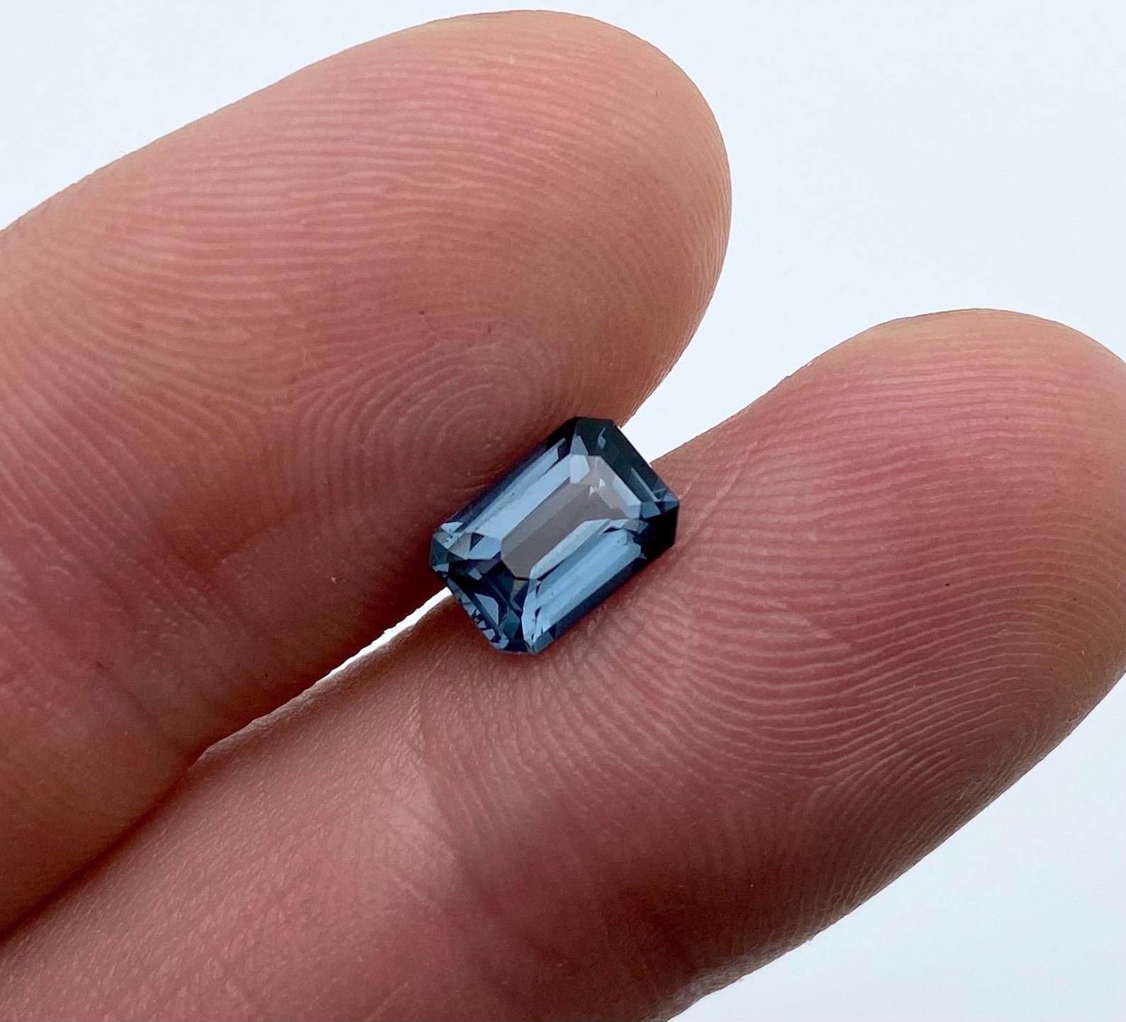 Gemma naturale Spinello Blu 1,95 ct., taglio ottagonale, origine Tanzania. Certificato in vendita 3