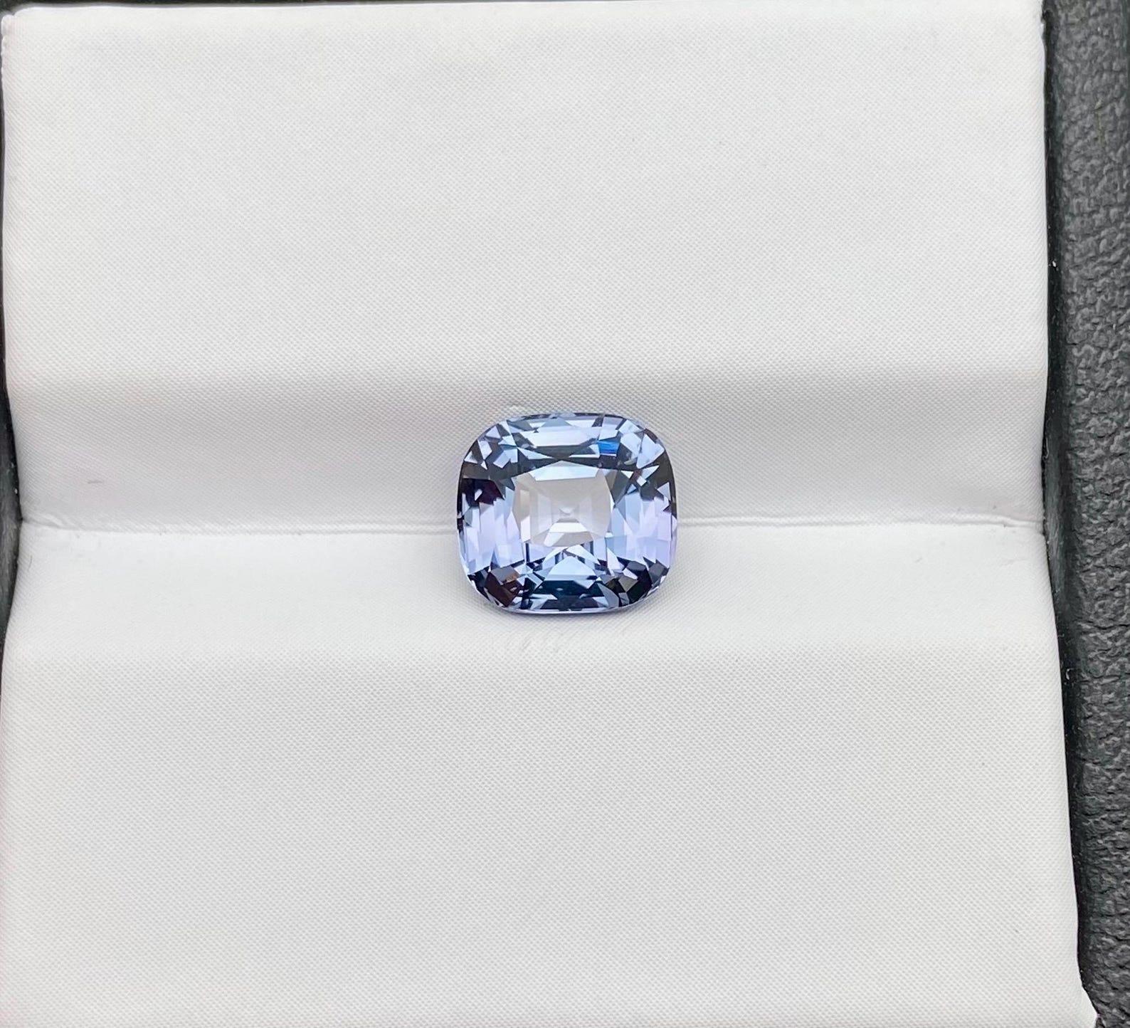 Gemma sciolta di Spinello blu Nature da 2,07 ct. Certificato, Cuscino Origine Tanzania in vendita 1