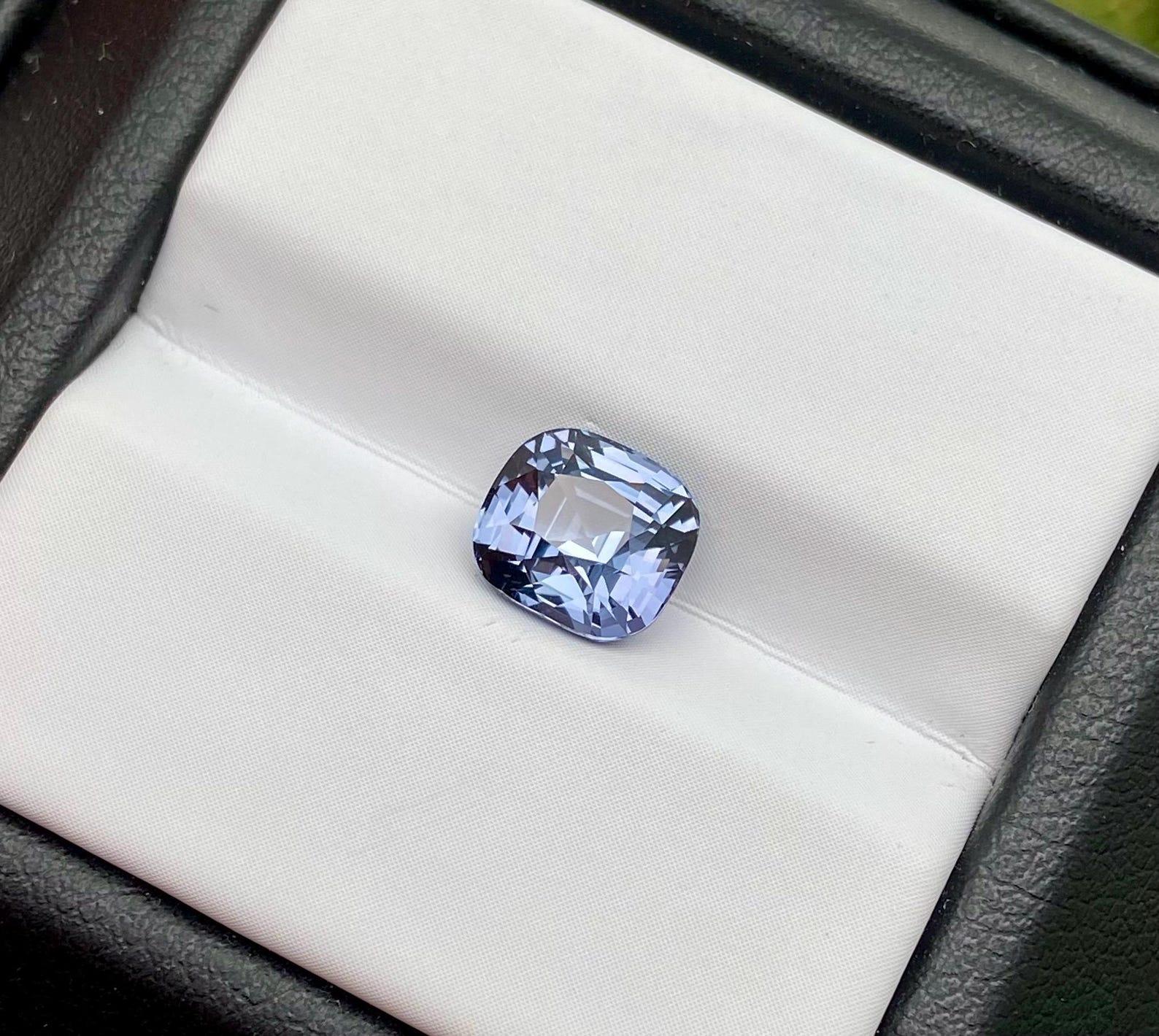Gemma sciolta di Spinello blu Nature da 2,07 ct. Certificato, Cuscino Origine Tanzania in vendita 2