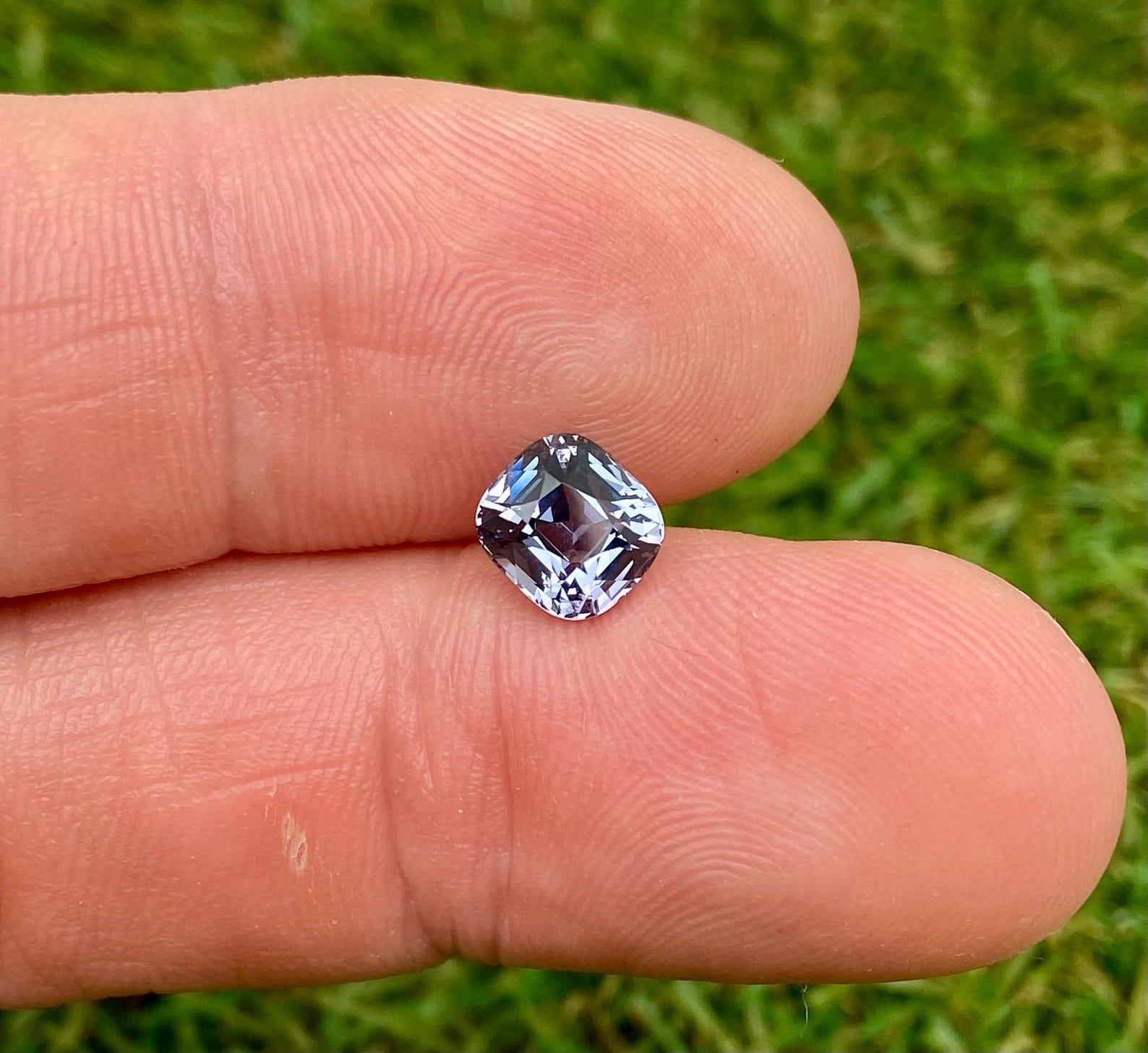Gemma sciolta di Spinello blu Nature da 2,07 ct. Certificato, Cuscino Origine Tanzania in vendita 3
