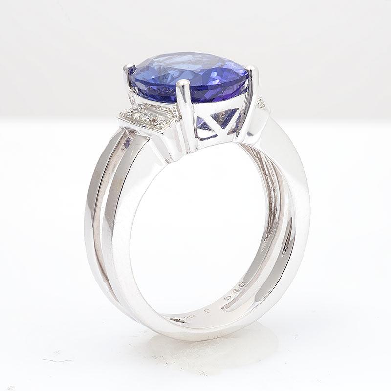 Natürlicher blauer Tansanit Edelstein 5,46 Karat in 18K Weißgold Ring mit Diamanten (Gemischter Schliff) im Angebot