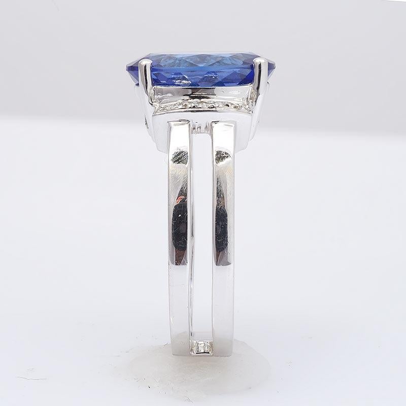 Natürlicher blauer Tansanit Edelstein 5,46 Karat in 18K Weißgold Ring mit Diamanten im Zustand „Neu“ im Angebot in Los Angeles, CA