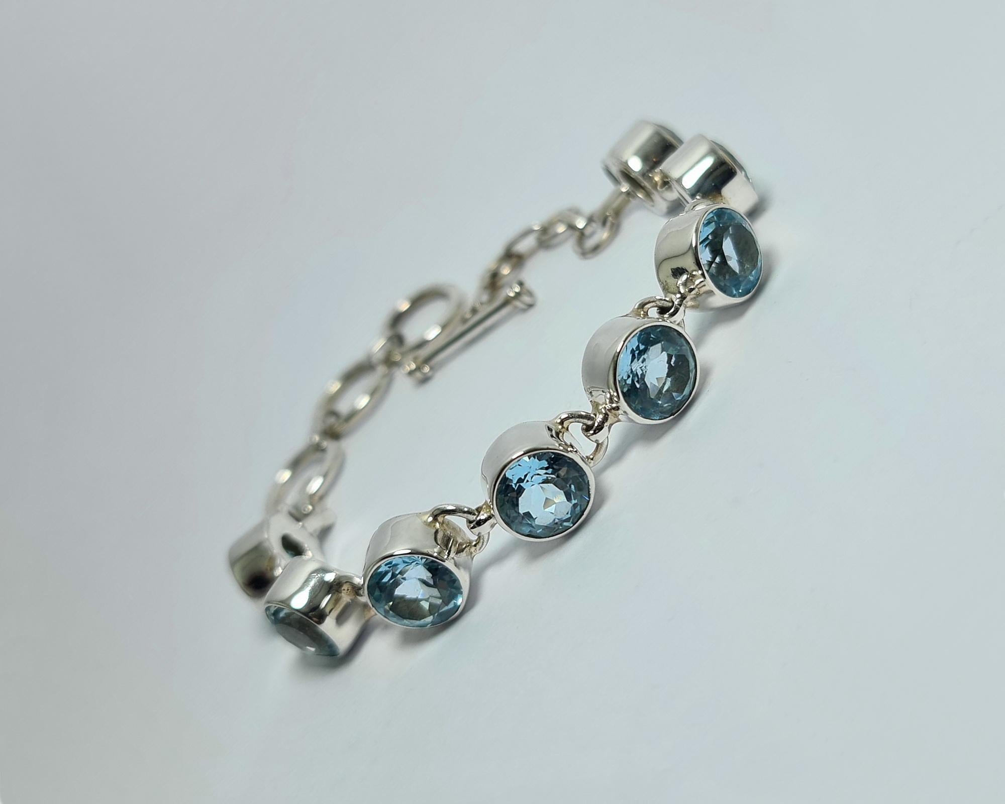 Natural Blue Topaz .925 Sterling Silver Adjustable Bracelet In New Condition For Sale In Los Angeles, CA