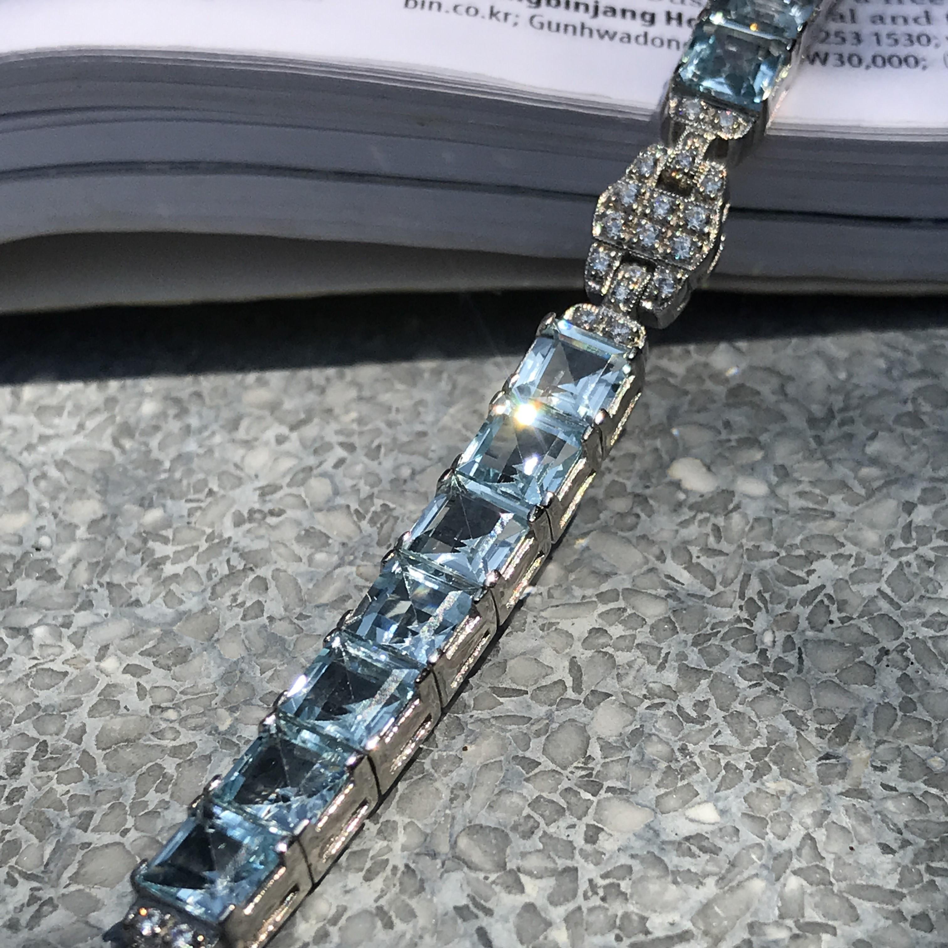 Natural Blue Topaz and Diamond Bracelet in 18k White Gold In New Condition In Bangkok, TH