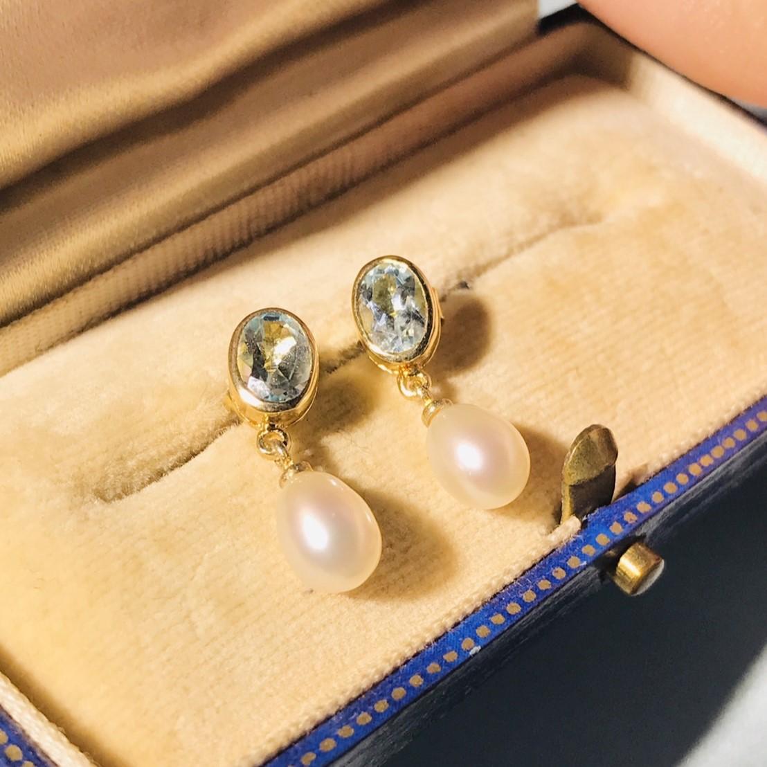 Donna Orecchini pendenti con perle e topazio blu naturale in oro giallo 9 carati in vendita