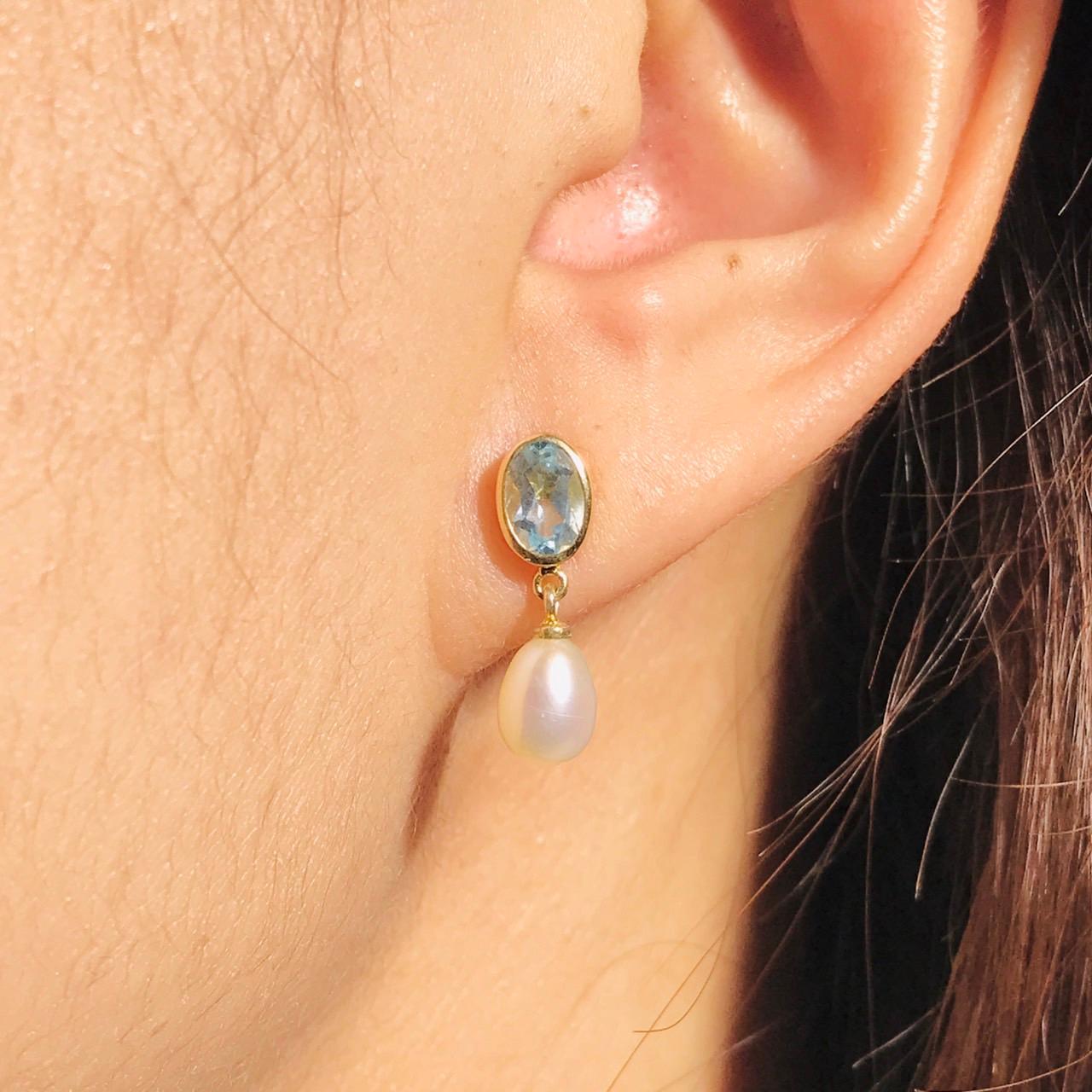 Orecchini pendenti con perle e topazio blu naturale in oro giallo 9 carati in vendita 1