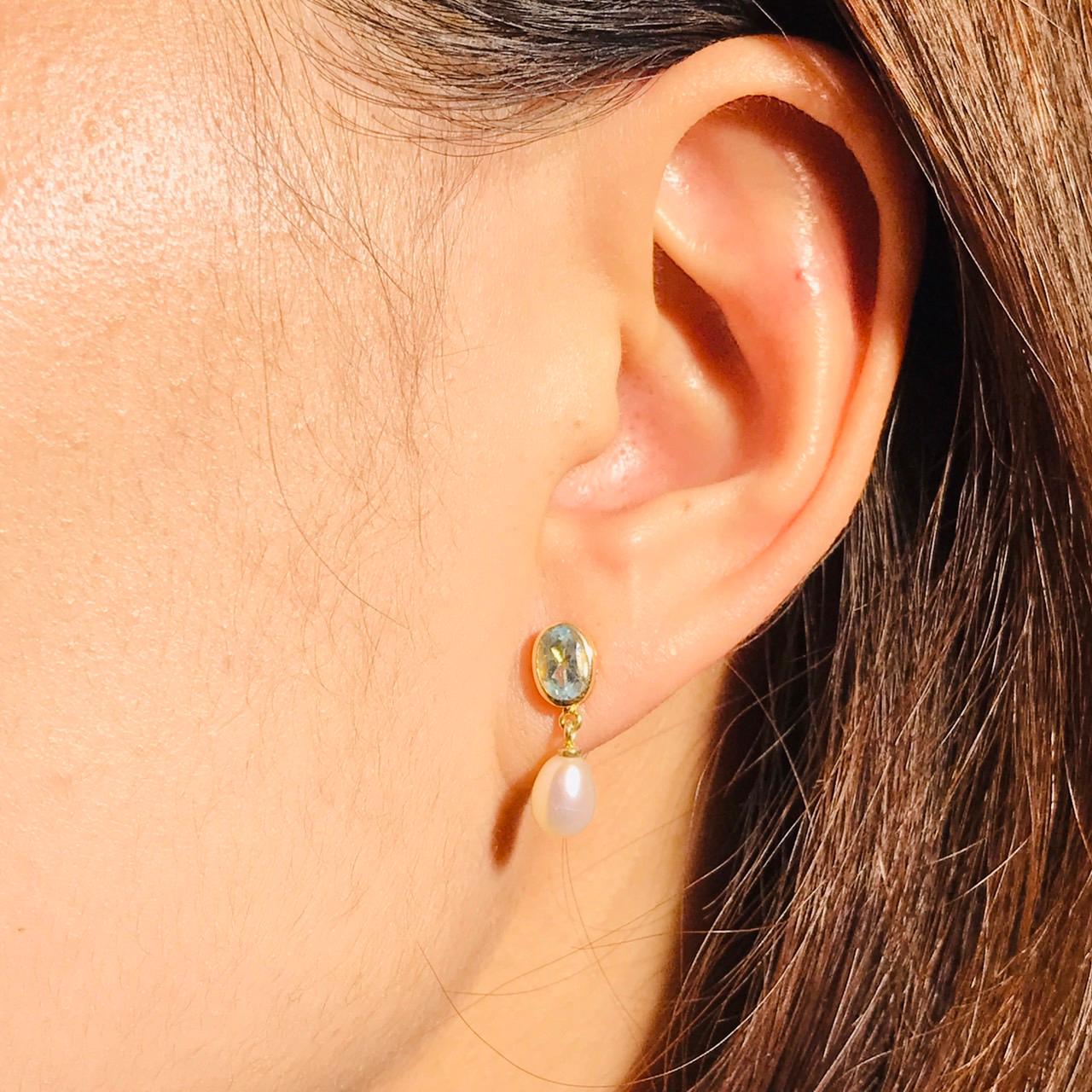 Orecchini pendenti con perle e topazio blu naturale in oro giallo 9 carati in vendita 2