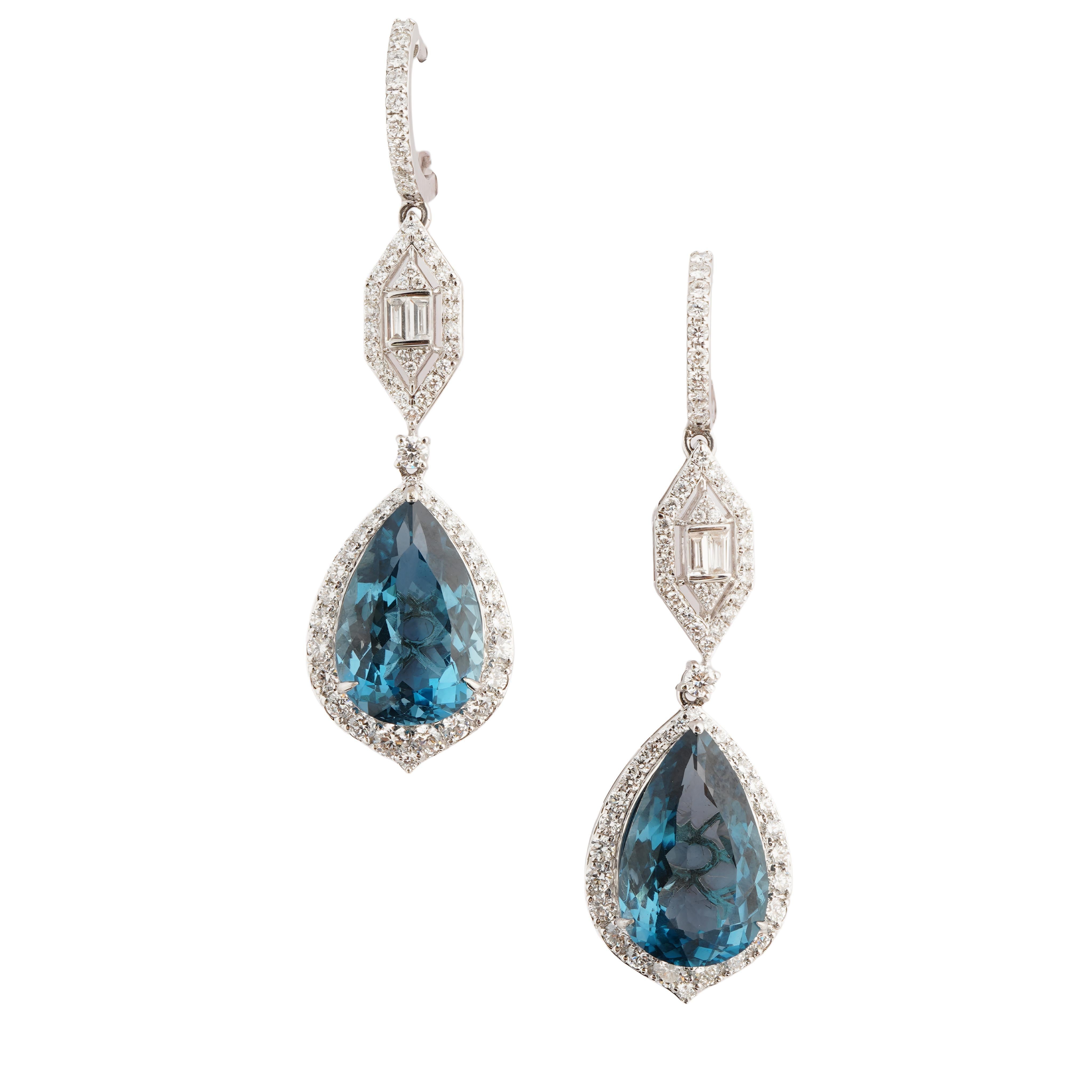 De las mujeres Pendiente de diamante topacio azul natural en oro de 18k en venta