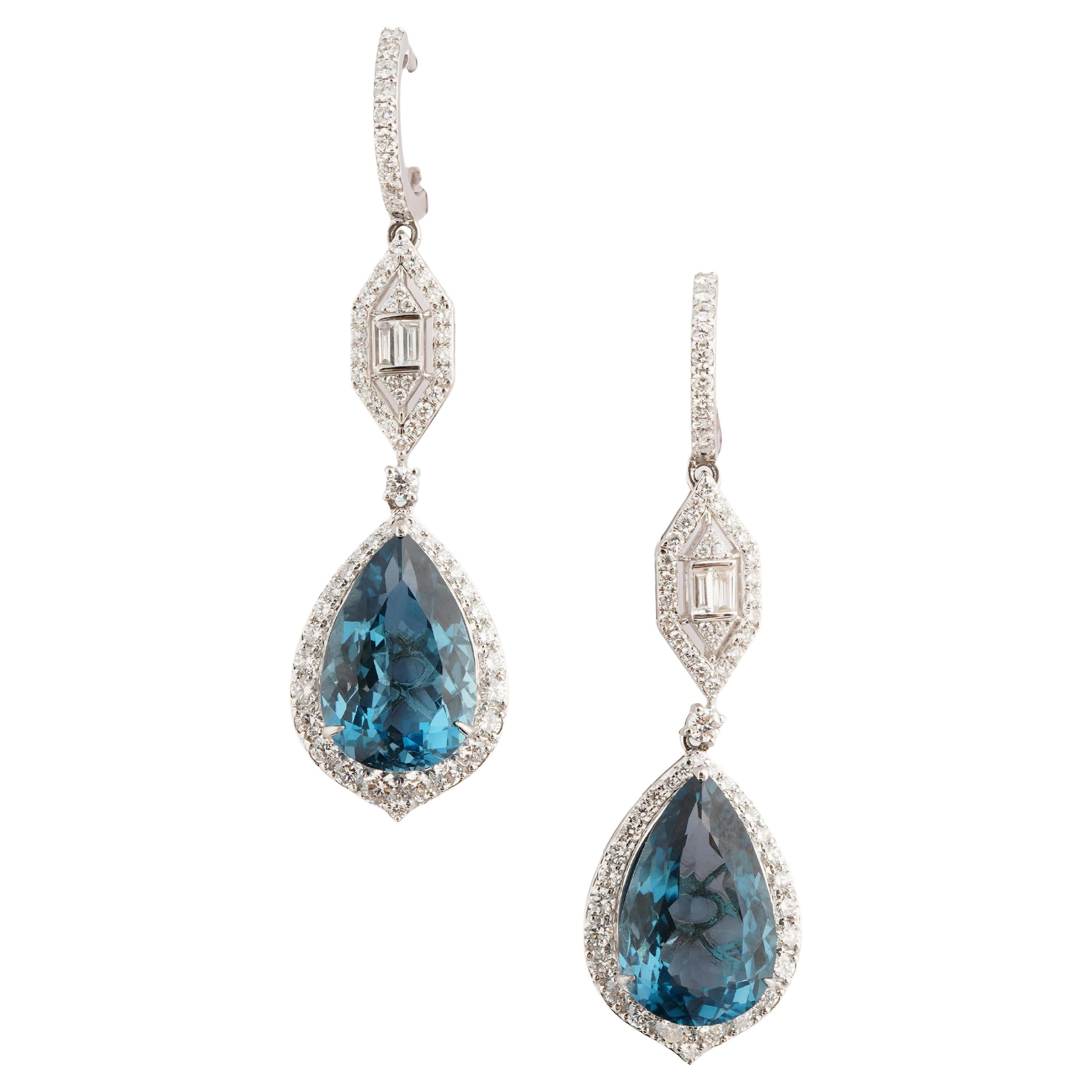 Pendiente de diamante topacio azul natural en oro de 18k