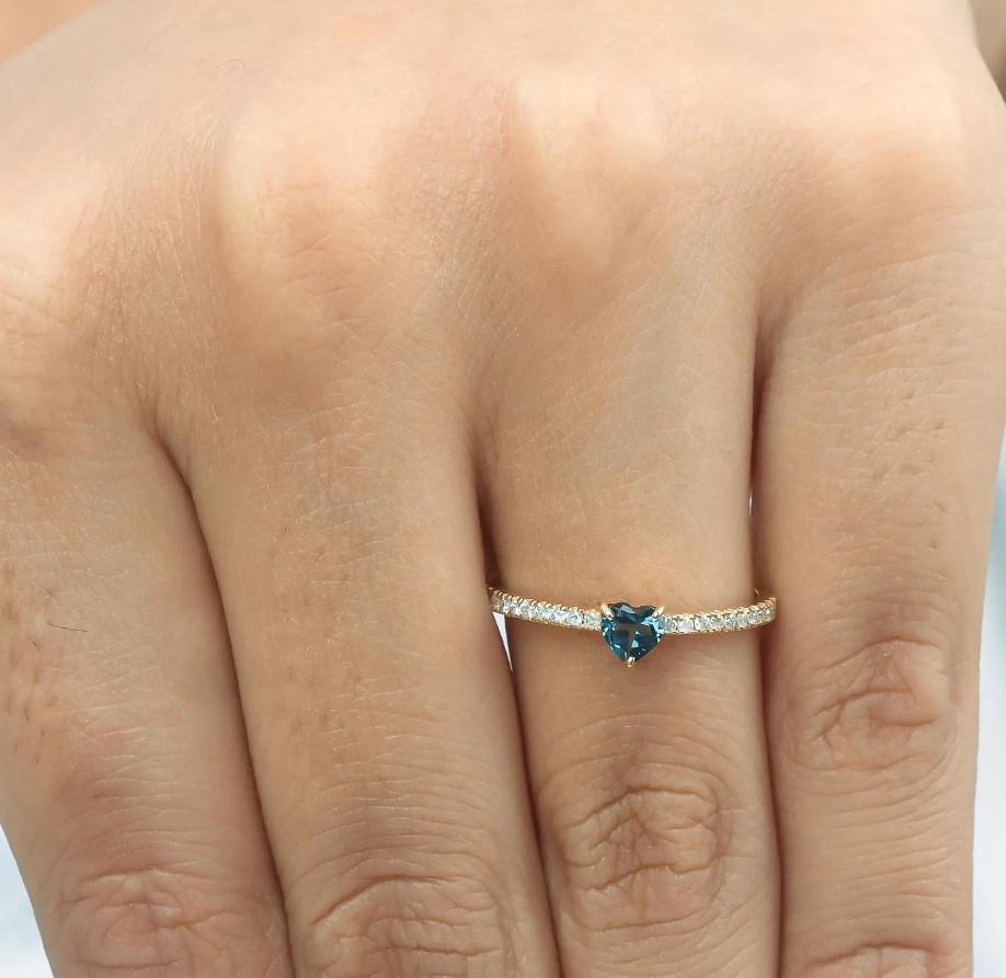 Natural blue topaz diamond ring in 18k gold (Asscher-Schliff) im Angebot