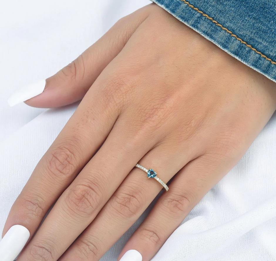 Natural blue topaz diamond ring in 18k gold im Angebot 3
