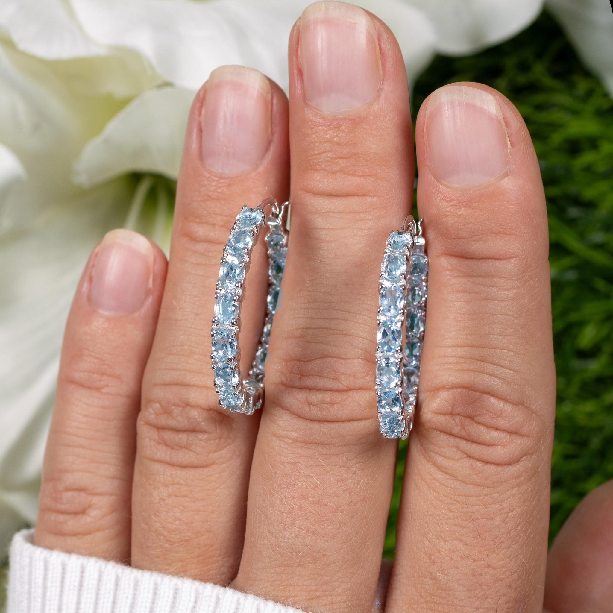 Il est accompagné de l'évaluation de la GIA GG/AJP. 
Pierres : Topaze bleue
Quantité de pierres : 30
Coupe : Ovale
Métal : Argent
Plaqué Rhodium
Largeur : 3,5 mm
Longueur : 30 mm