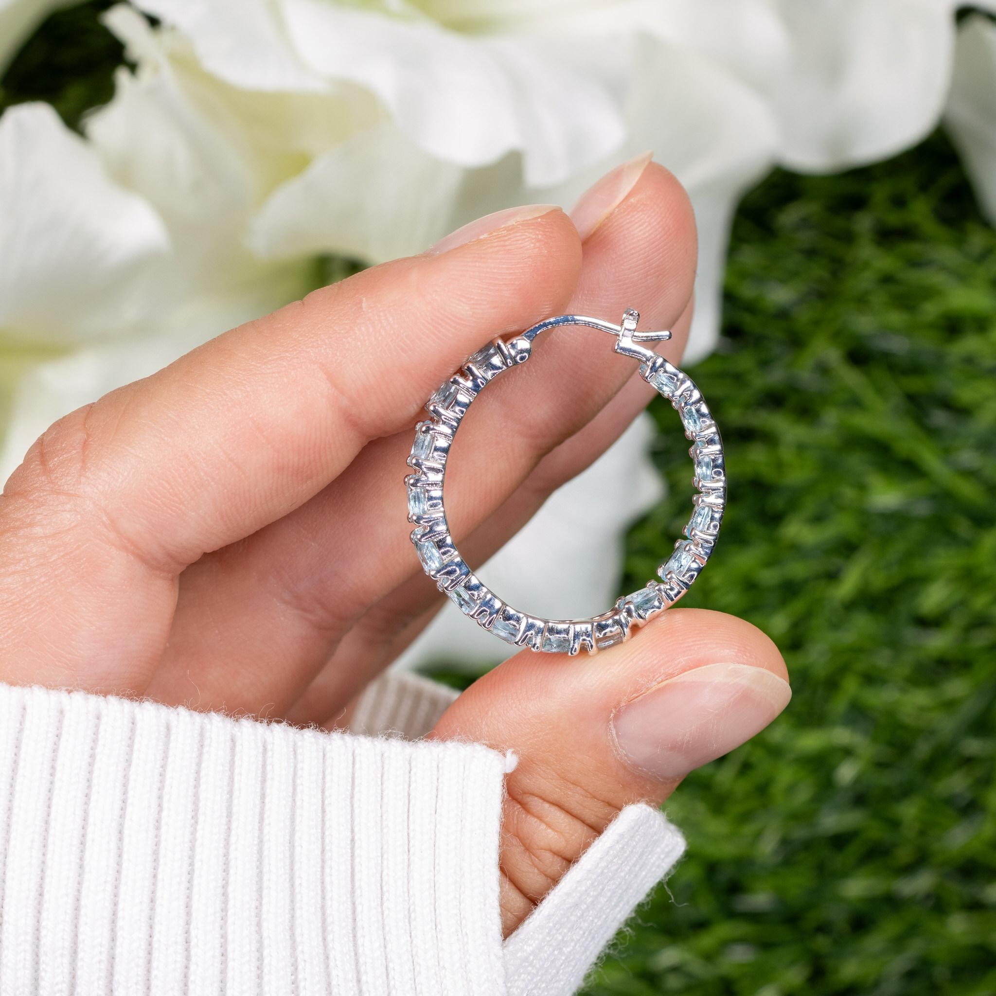 Créoles en argent plaqué rhodium avec topaze bleue naturelle d'un total de 5,70 carats Pour femmes en vente