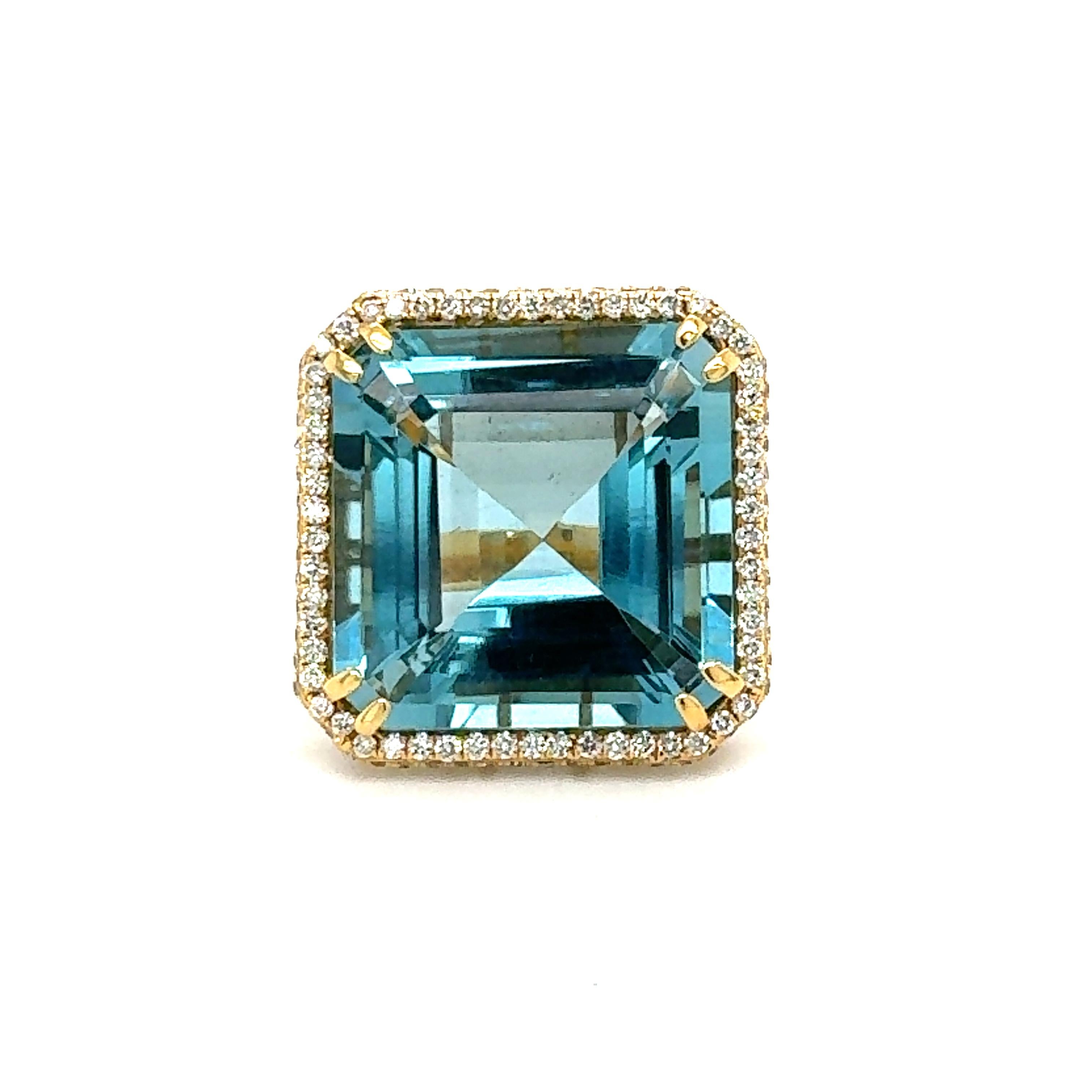 Une topaze bleue naturelle de 36,14 carats entourée de diamants de 1,99 carat en or jaune 18 carats.  