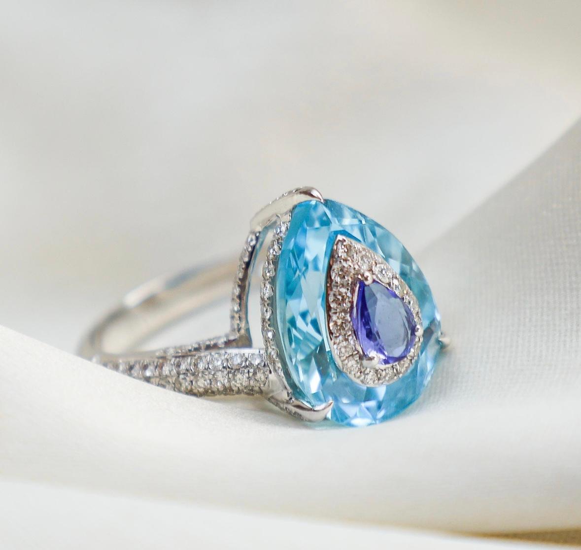 Mixed Cut Natural blue topaz tanzanite diamond ring in 18k gold For Sale