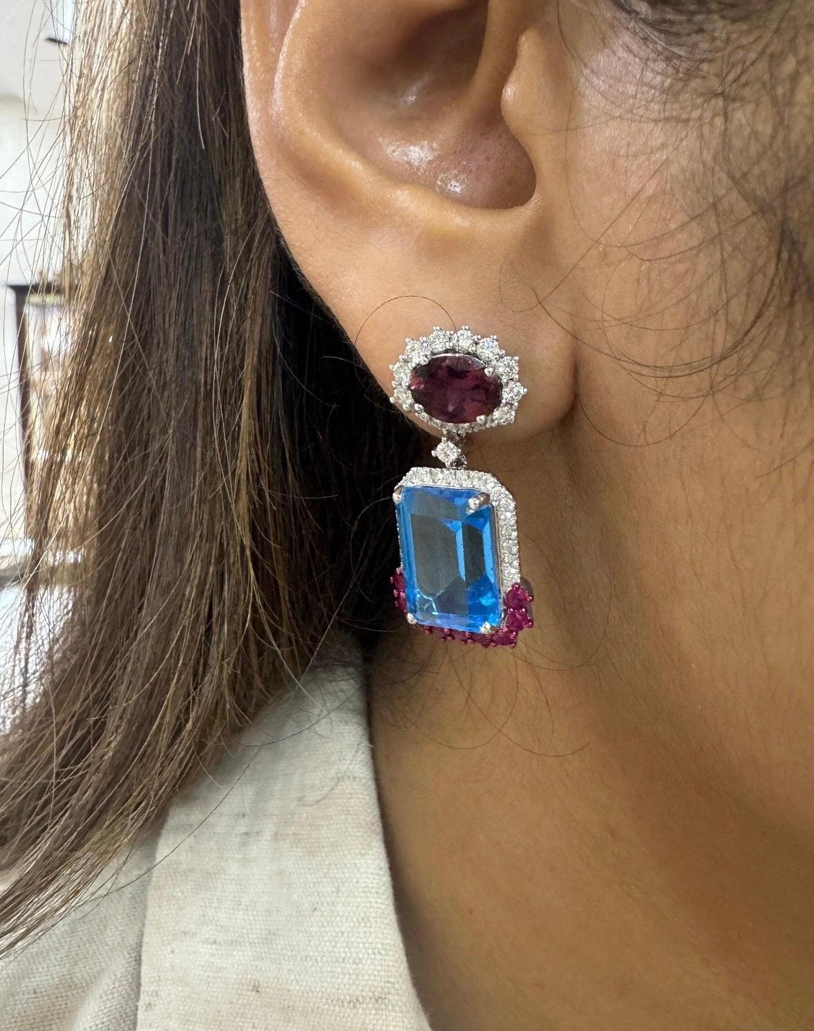 Boucle d'oreille en or 18k avec topaze bleue naturelle, tourmaline et diamant en vente 1