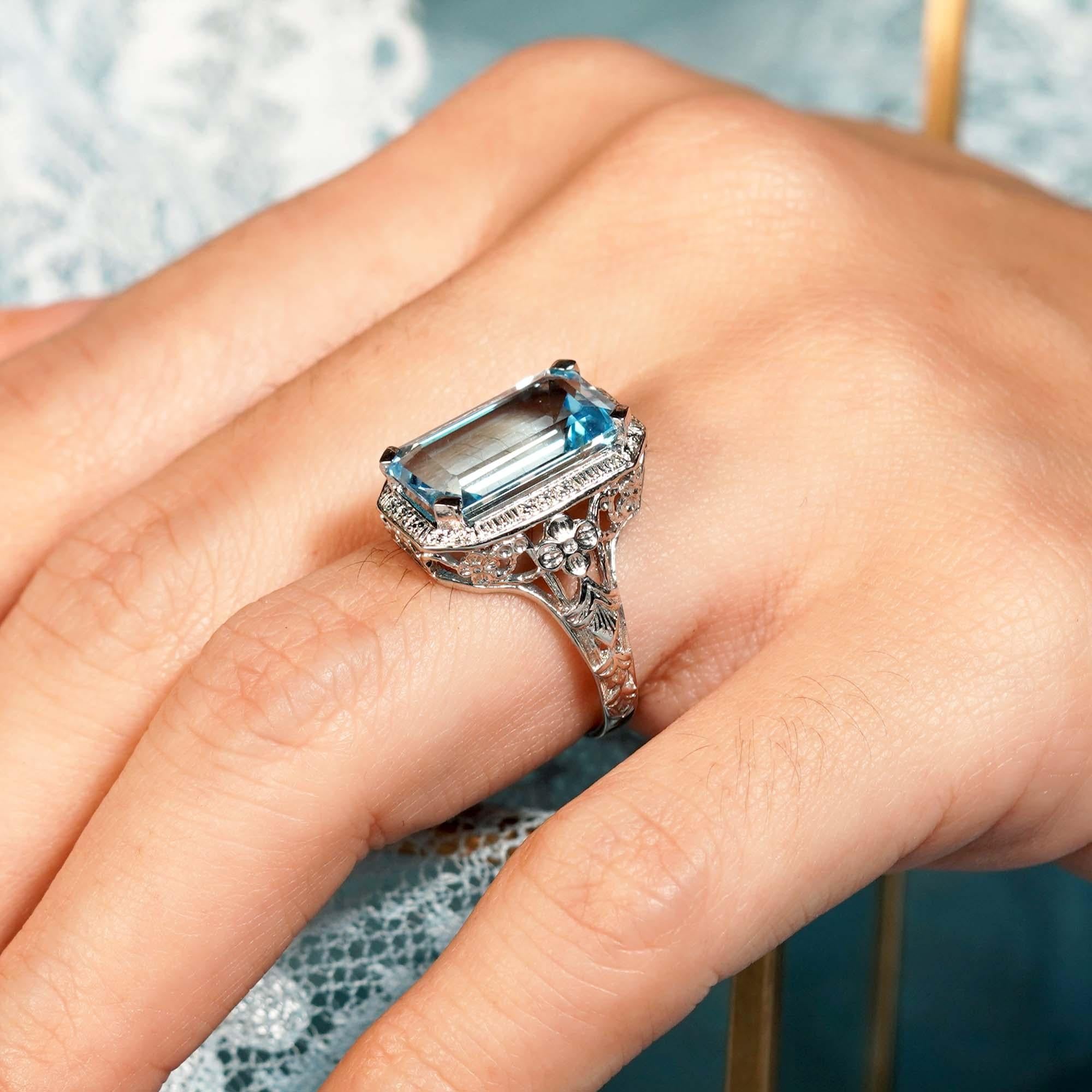 Bague cocktail de style vintage en or blanc massif 9 carats avec topaze bleue naturelle en vente 4