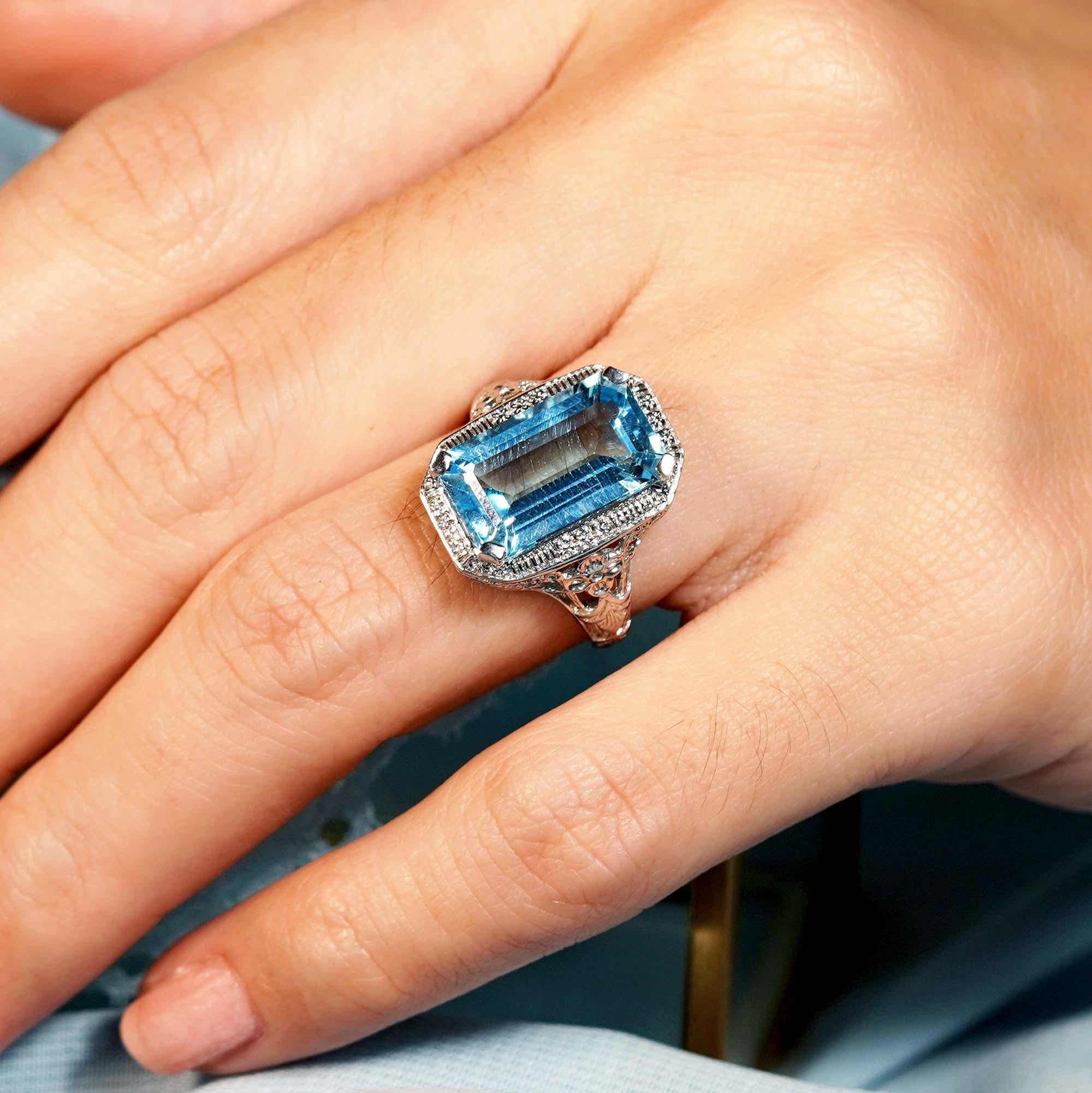 Bague cocktail de style vintage en or blanc massif 9 carats avec topaze bleue naturelle en vente 2
