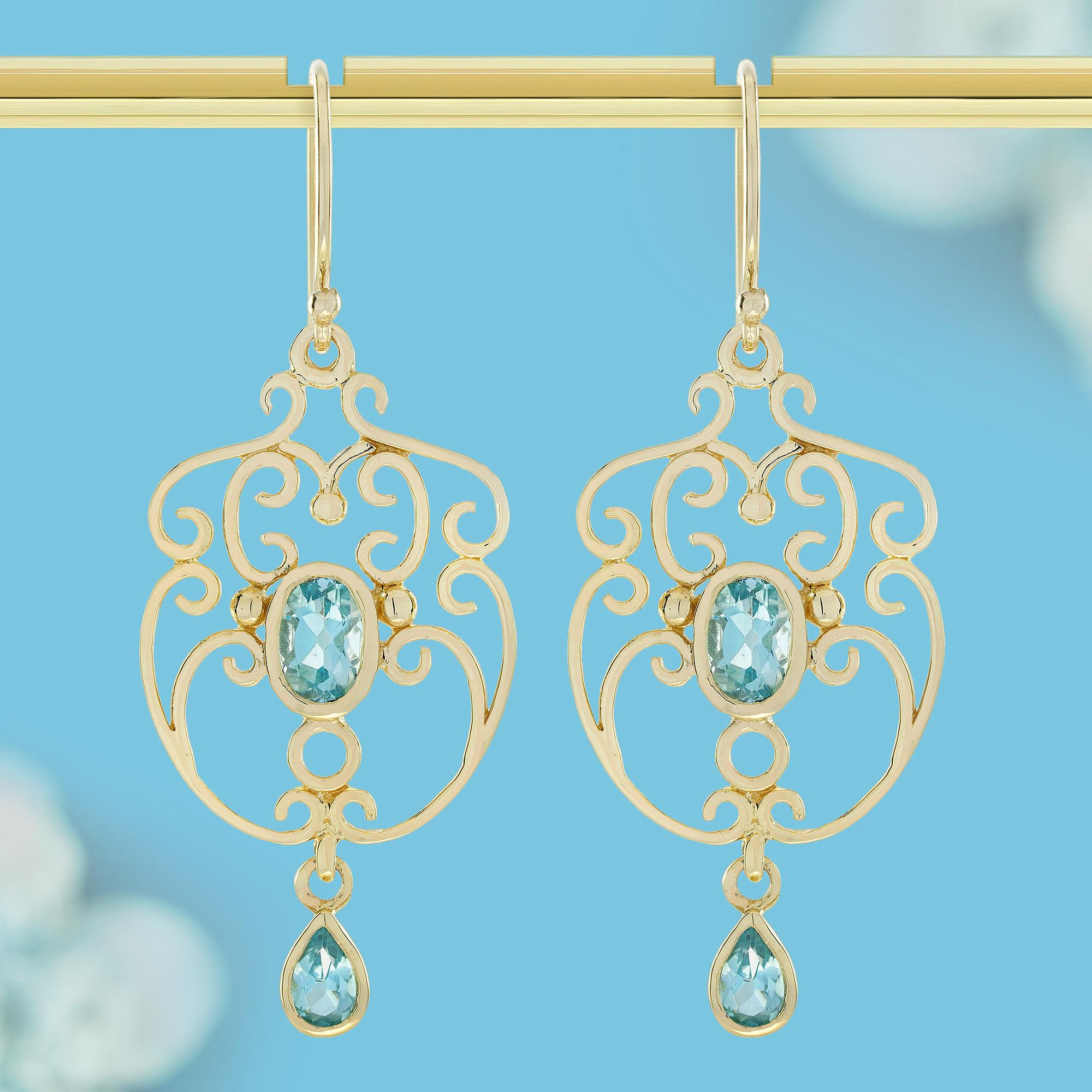 Irradian sofisticación estos exquisitos pendientes colgantes adornados con dos peridotos perfectamente combinados en sublimes tonos azul cielo, dispuestos en orden descendente para crear un elegante efecto degradado. La gema en forma de gota sirve
