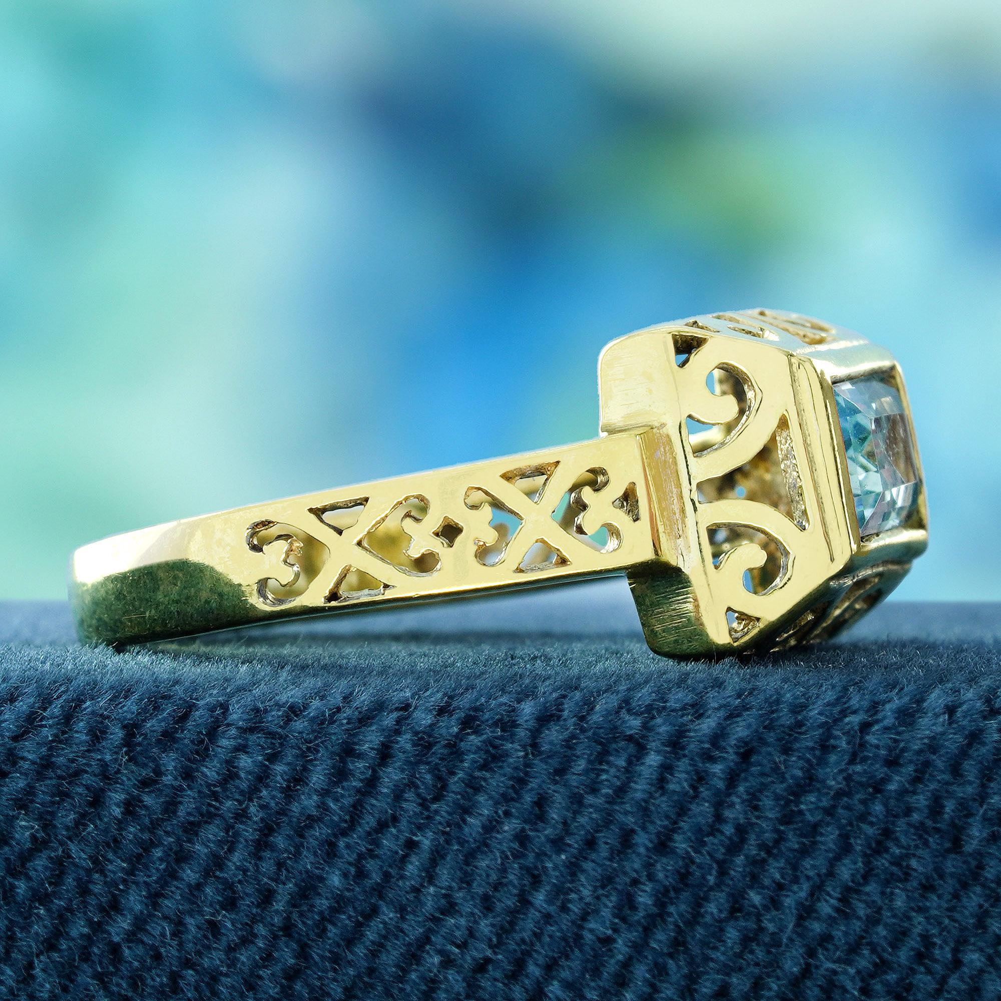 Taille carrée Bague filigrane de style vintage en or jaune massif 9 carats avec topaze bleue naturelle en vente