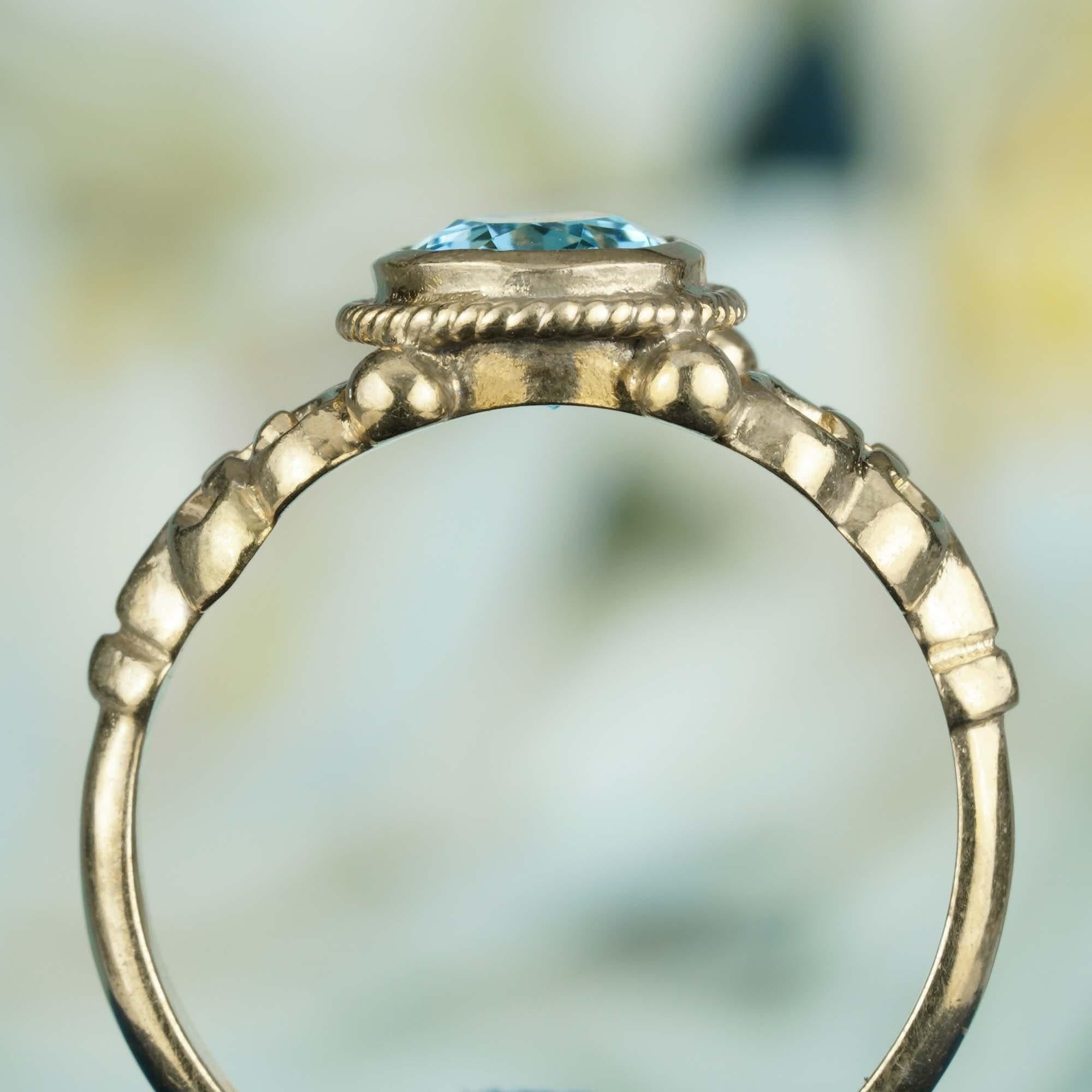 Bague de style vintage en or jaune 9 carats massif avec topaze bleue naturelle Neuf - En vente à Bangkok, TH