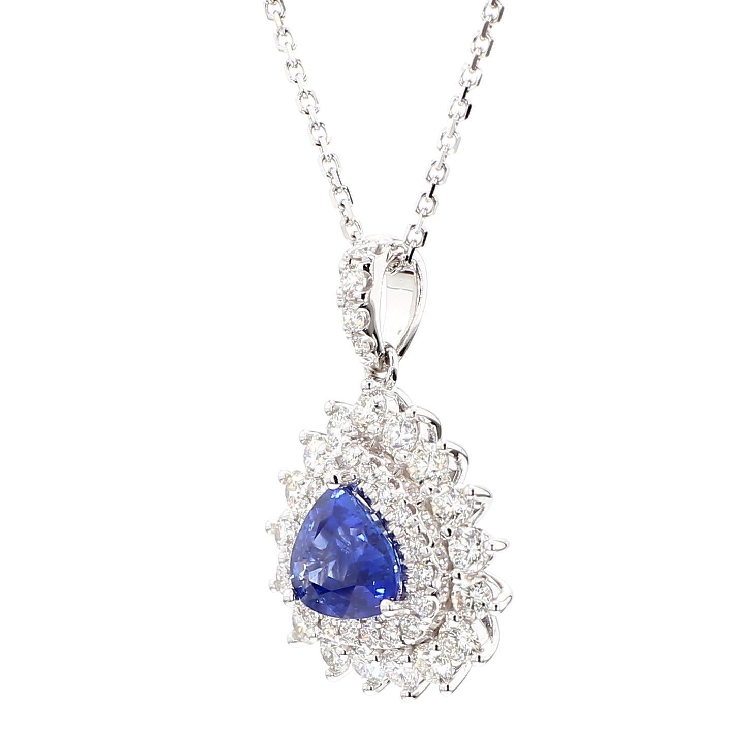 Le magnifique pendentif en saphir de Raregemworld. Montée dans une magnifique monture en or blanc 18 carats avec un saphir bleu naturel taillé en trillion. Le saphir est entouré d'une mêlée de diamants blancs ronds naturels. Ce pendentif est garanti