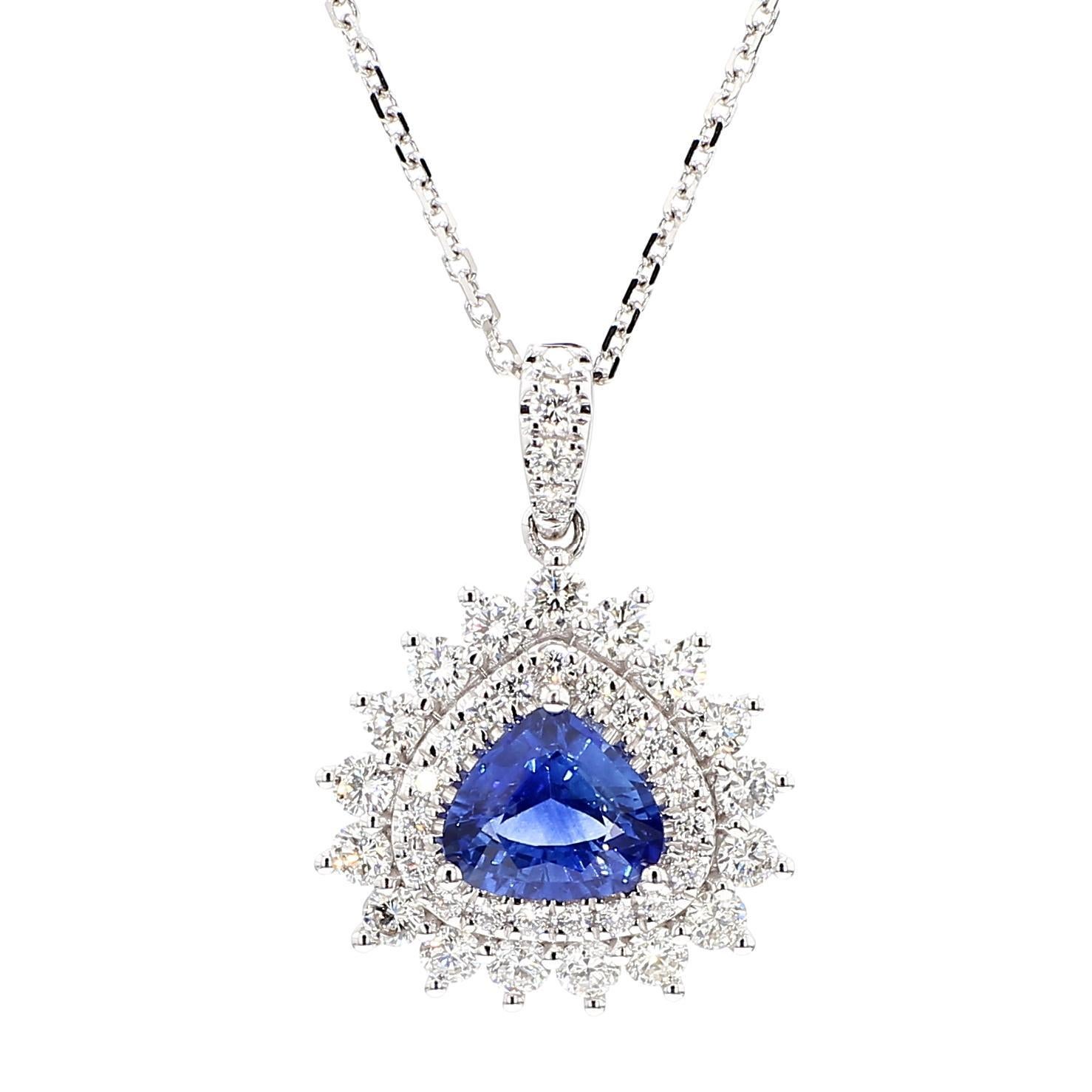 Contemporain Pendentif en or blanc de 2.17 carat poids total avec saphir bleu naturel trillion et diamants en vente