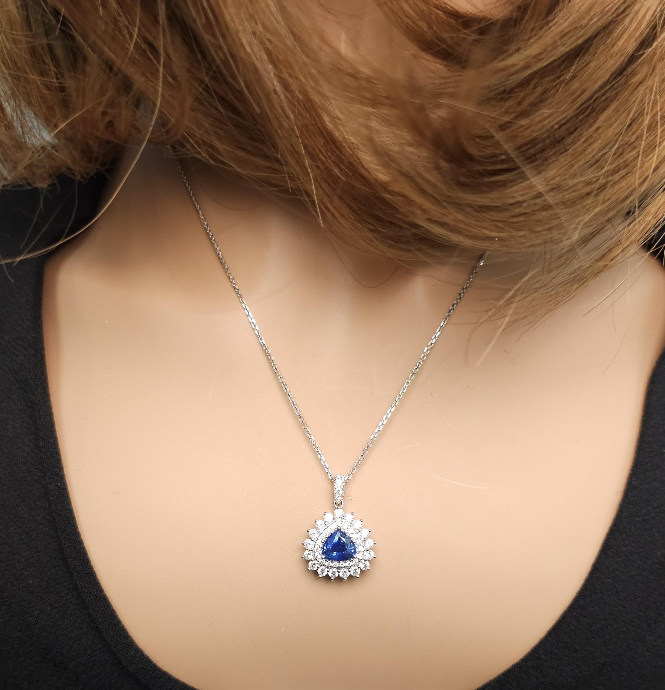 Pendentif en or blanc de 2.17 carat poids total avec saphir bleu naturel trillion et diamants Neuf - En vente à New York, NY