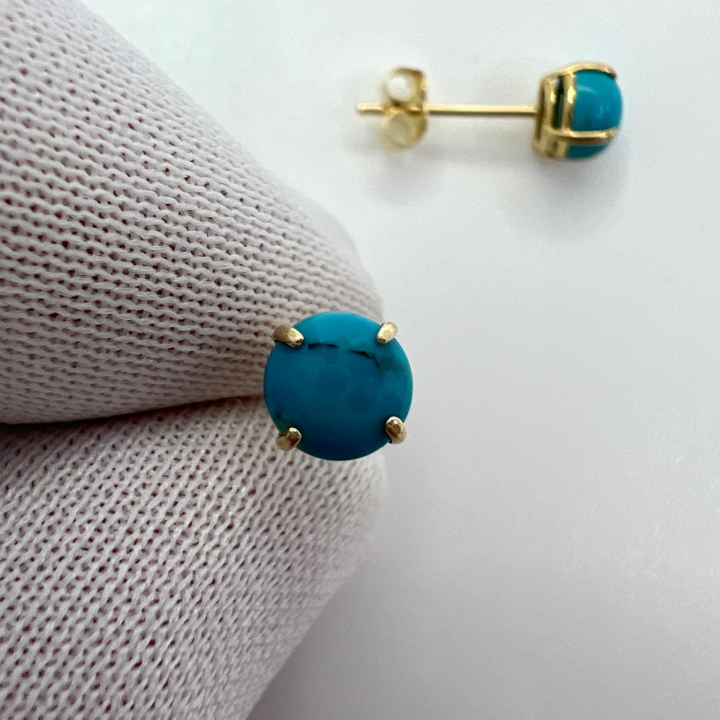 Boucles d'oreilles en or jaune avec turquoise bleue naturelle.

Magnifique paire de turquoises de 5 mm assorties, d'une couleur et d'une clarté excellentes, et taillées en cabochon rond. Certaines présentent des inclusions de matrice noire.

Les