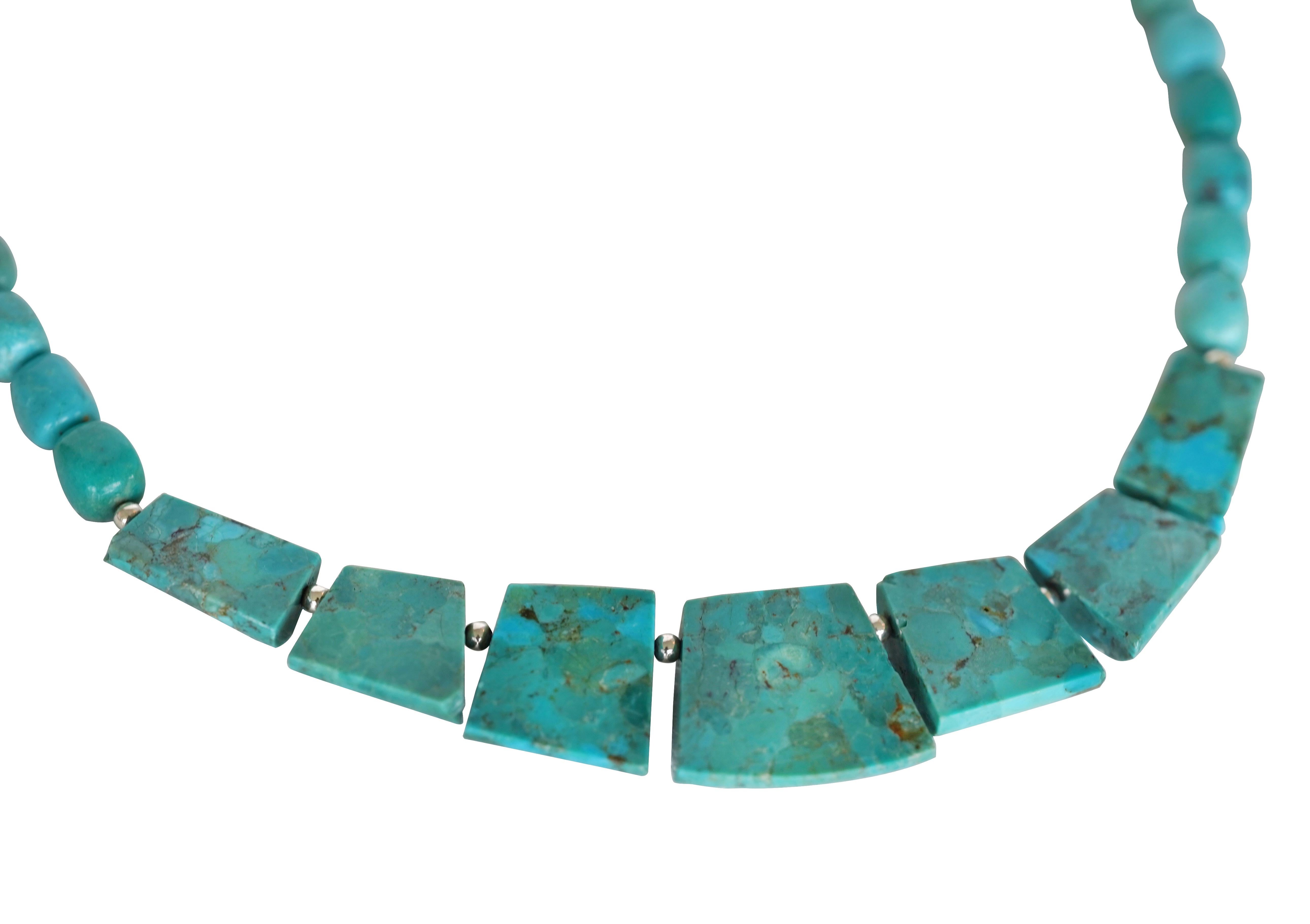 Moderne Collier en argent sterling avec perles de turquoise bleue naturelle en vente