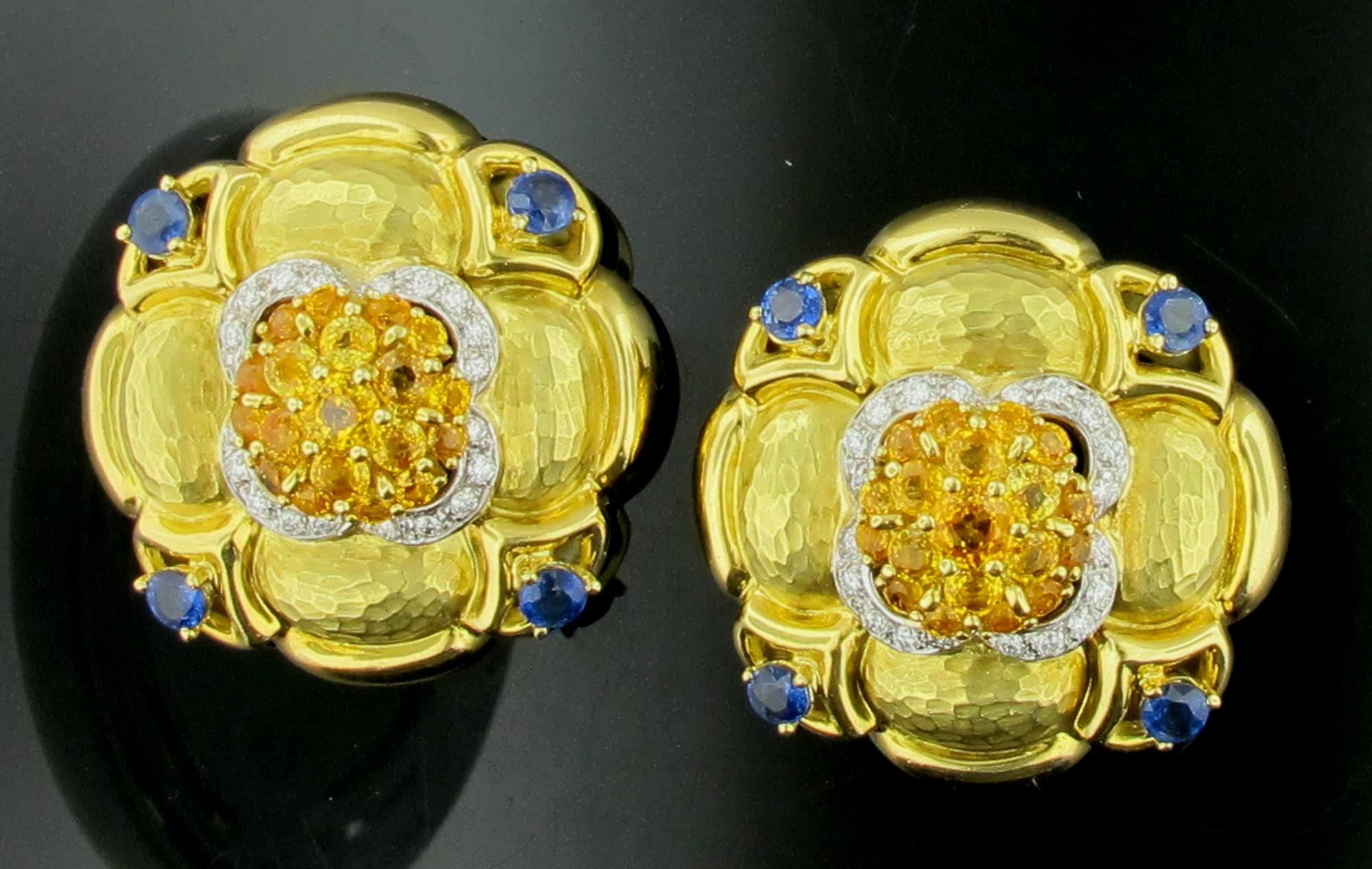 Sertis en or jaune martelé 18 carats, 38 saphirs jaunes naturels d'un poids total d'environ 7,00 carats,  8 saphirs bleus naturels d'un poids total d'environ 1,50 carat et 40 diamants ronds de taille brillant d'un poids d'environ 0,50 carat.
Il