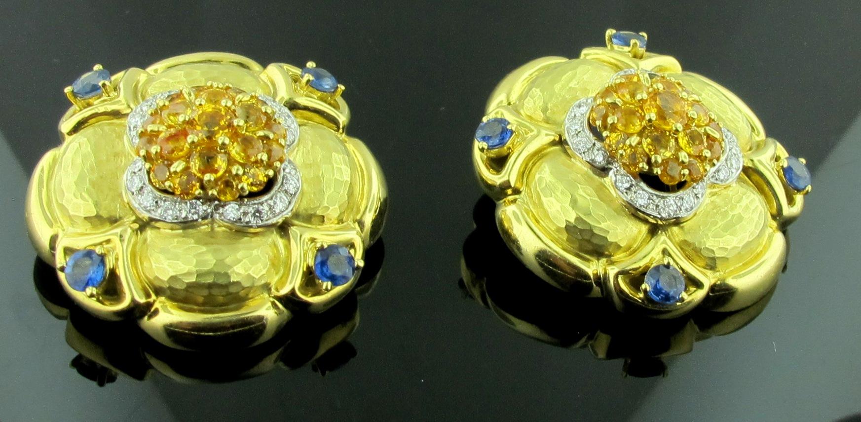 Taille ronde Boucles d'oreilles en or jaune martelé 18 carats serties de saphirs bleus et jaunes naturels en vente
