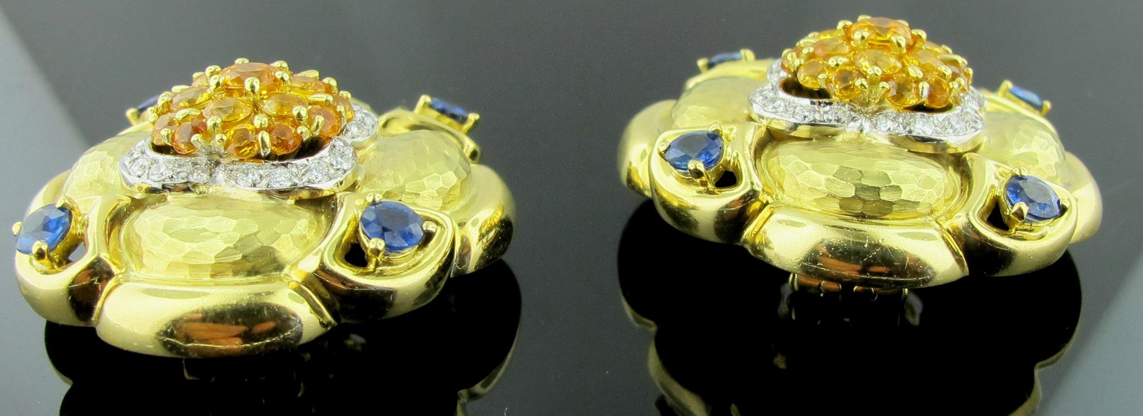Boucles d'oreilles en or jaune martelé 18 carats serties de saphirs bleus et jaunes naturels Excellent état - En vente à Palm Desert, CA
