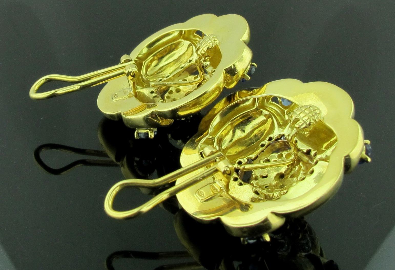 Boucles d'oreilles en or jaune martelé 18 carats serties de saphirs bleus et jaunes naturels Unisexe en vente