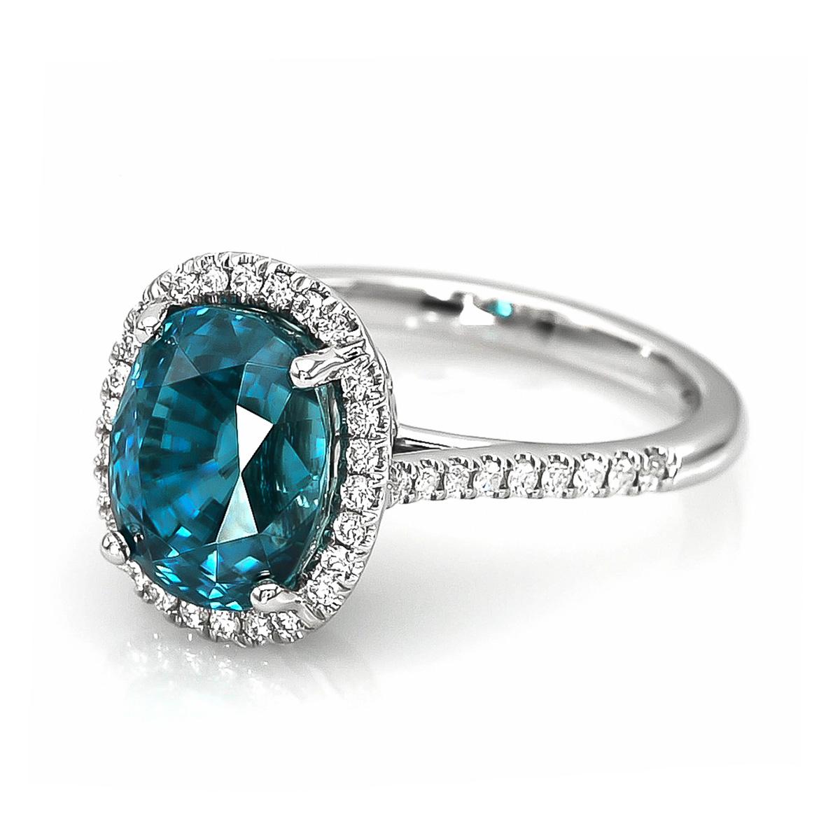 Enthüllen Sie den Zauber eines 7,79 Karat schweren natürlichen blauen Zirkons aus Kambodscha, der anmutig in einen Ring aus 14 Karat Weißgold eingebettet ist. Mit 0,26 Karat Diamanten verziert, ist dieser Ring eine Vision von Eleganz und Raffinesse.