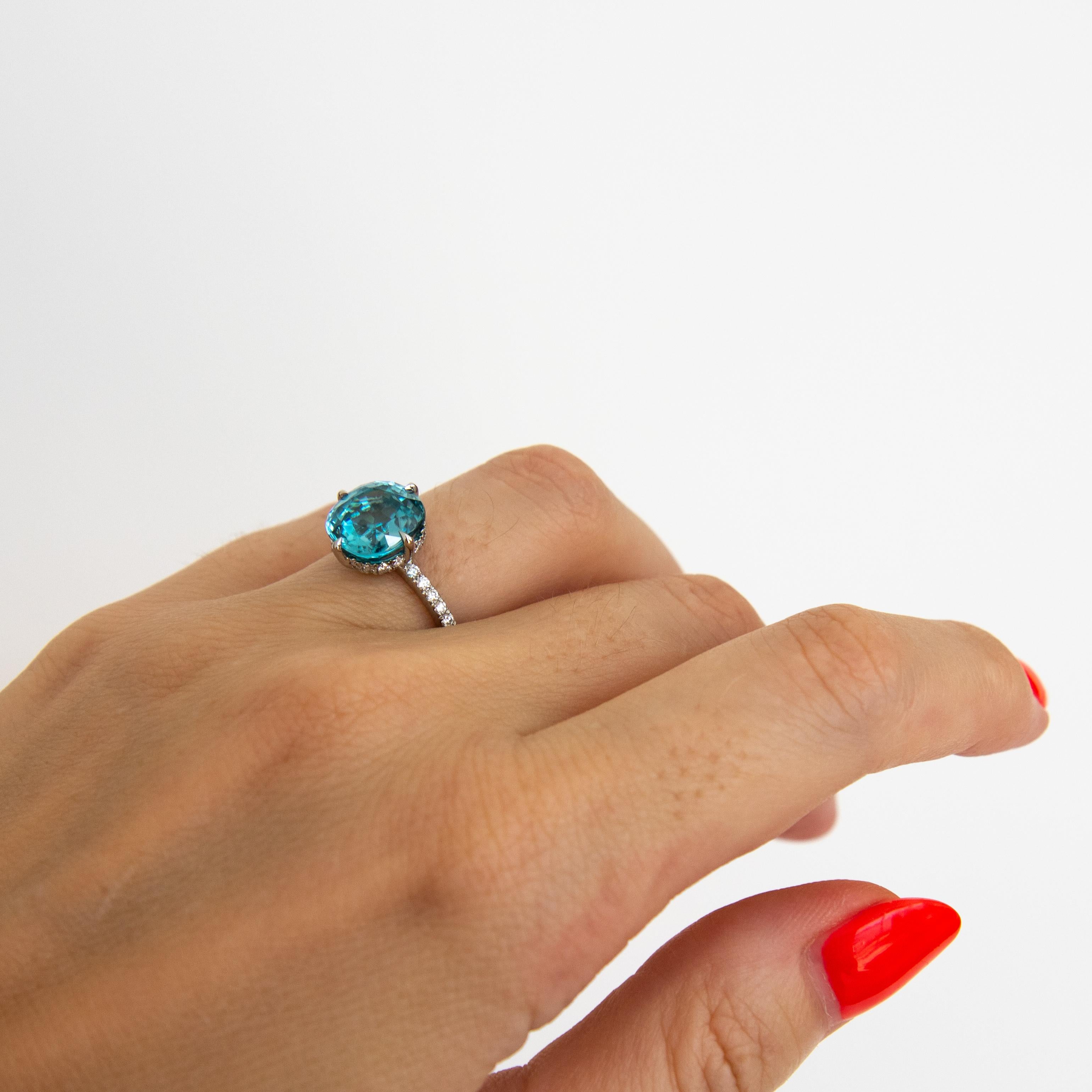 Bague en platine avec zircon bleu naturel et diamant Pour femmes en vente