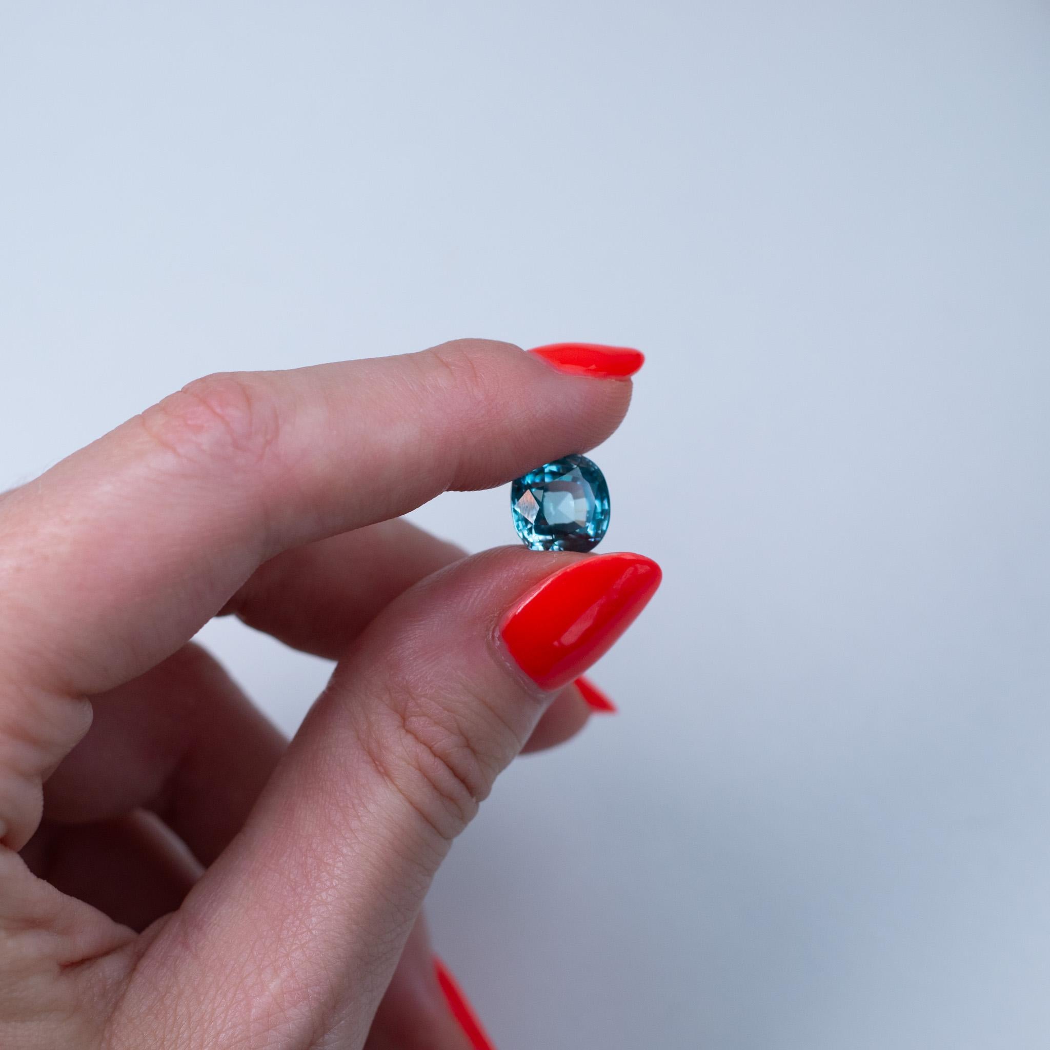 Bague en platine avec zircon bleu naturel et diamant en vente 3