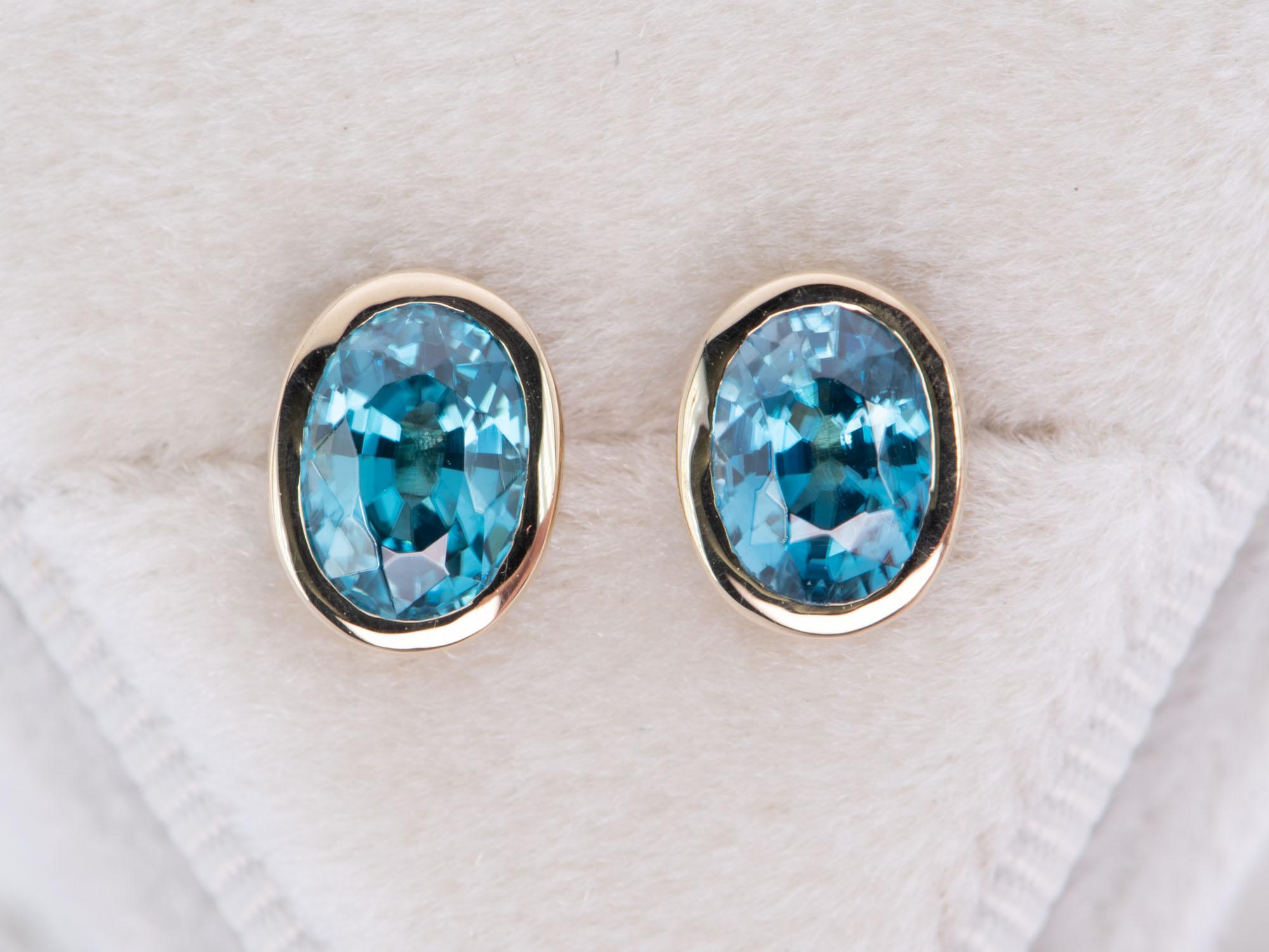 Women's or Men's Natural Blue Zircon Bezel Set Ear Studs 14K Gold Rainbow Collection For Sale