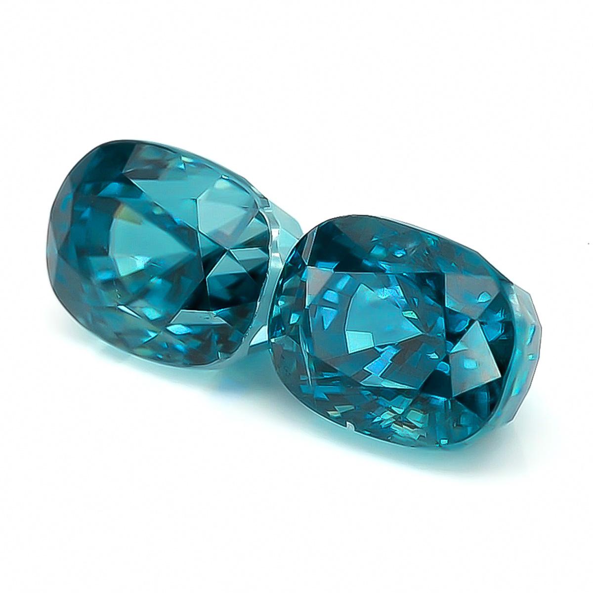 Entrez dans un monde d'élégance raffinée avec notre exceptionnelle paire de zircons bleus naturels. Totalisant 10,20 carats, ces pierres précieuses ont été méticuleusement façonnées en forme de coussin, mesurant 9,04 x 6,72 x 7,49 mm et 9,04 x 6,69