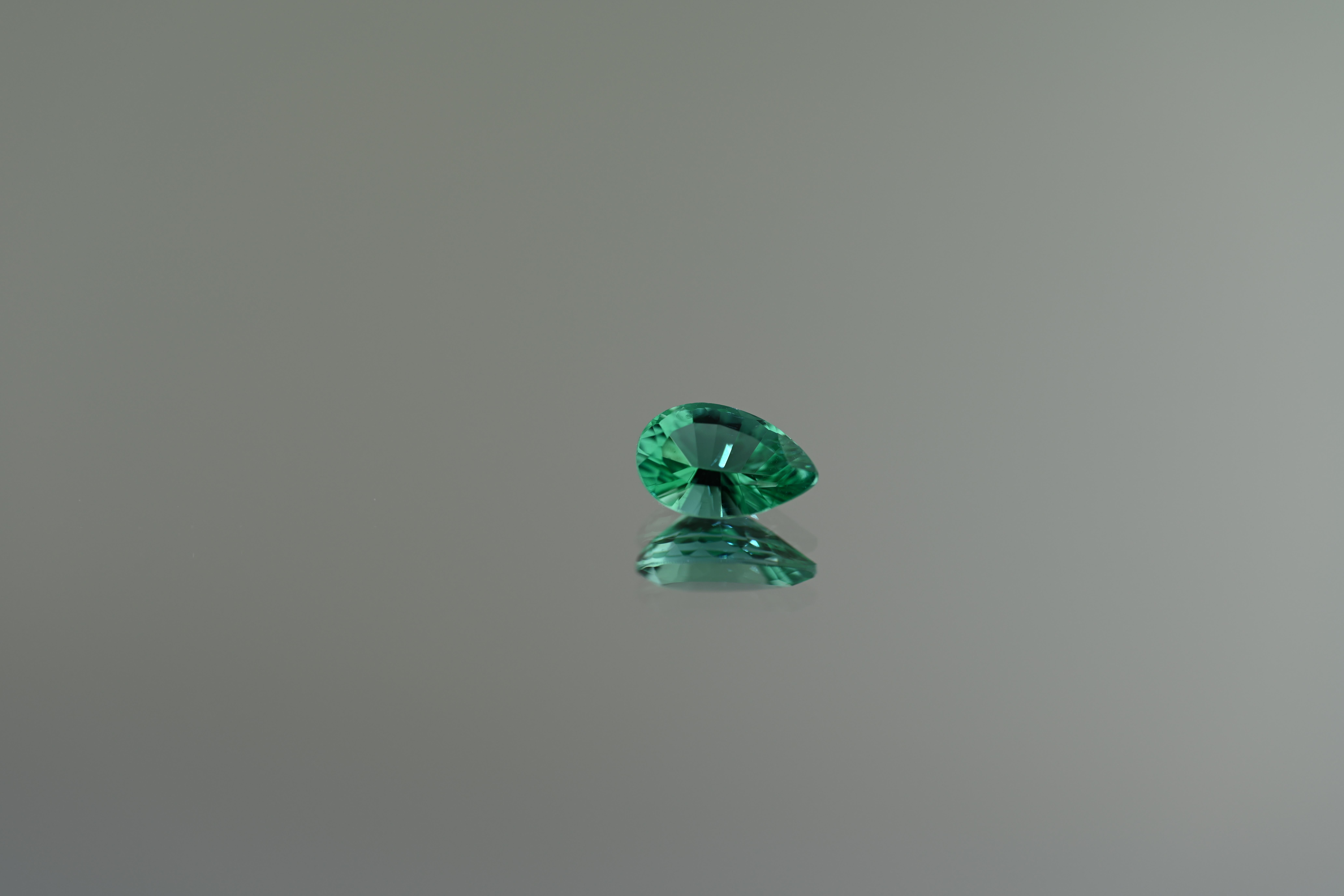 Tormalina brasiliana Paraiba certificata GIA da 0,91 carati, di colore verde-bluastro naturale in vendita 4