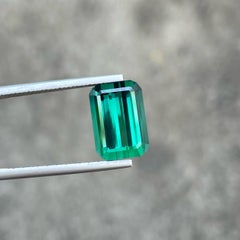 Tourmaline naturelle vert bleuté non sertie de 7,20 carats, taille émeraude
