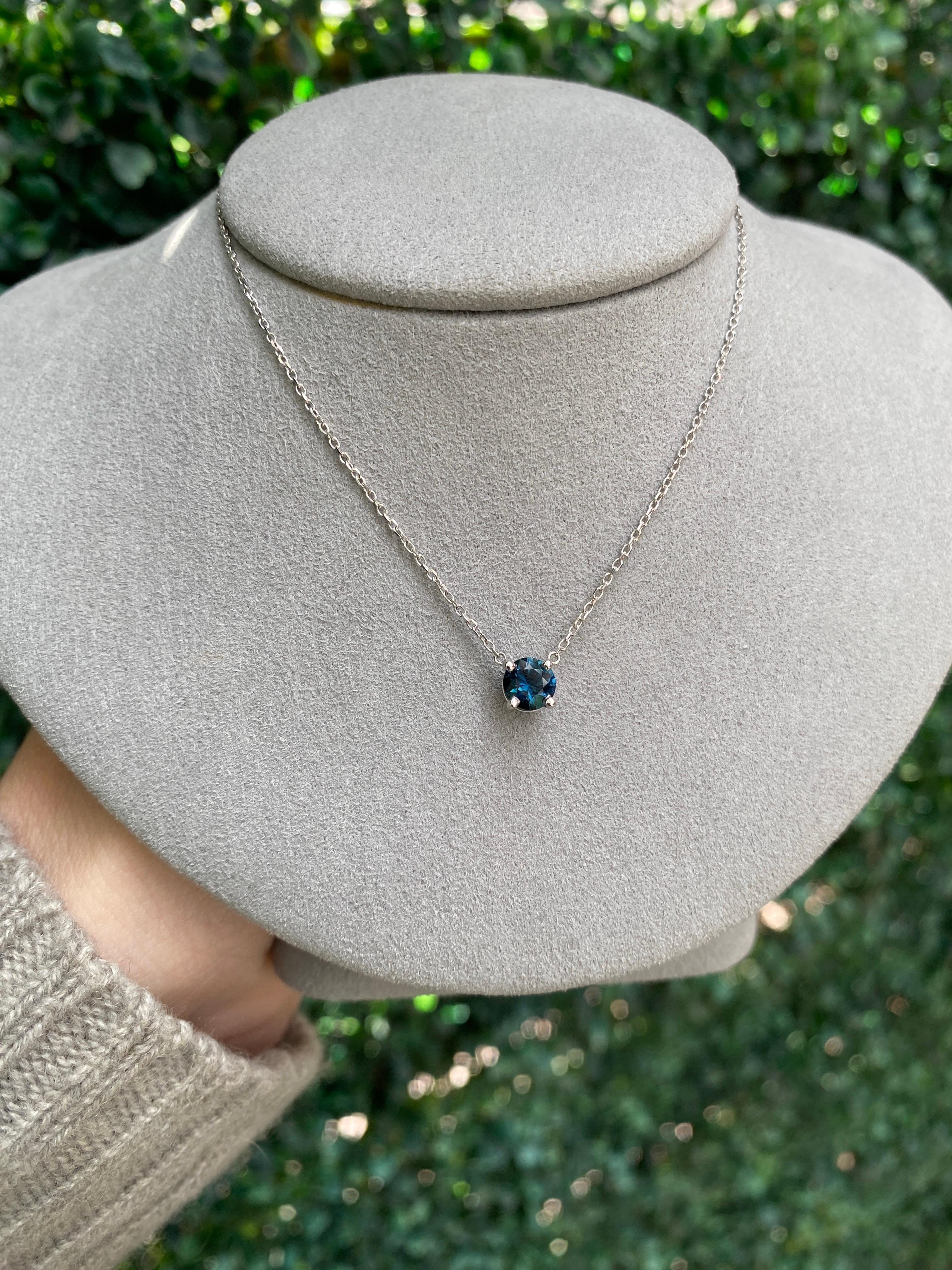 Collana con ciondolo in oro bianco 14 carati con zaffiro rotondo verde bluastro naturale in vendita 5