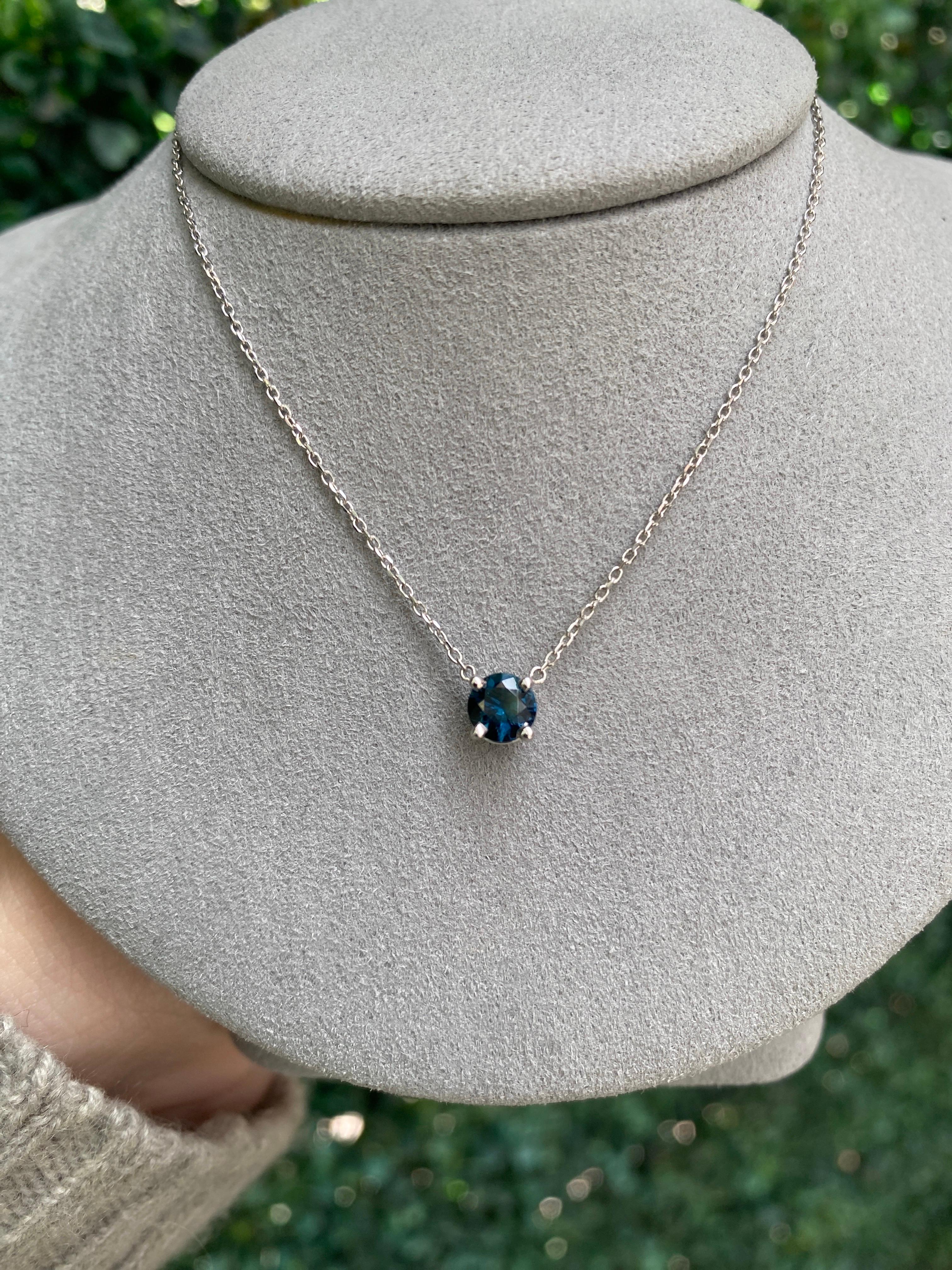 Collana con ciondolo in oro bianco 14 carati con zaffiro rotondo verde bluastro naturale in vendita 6